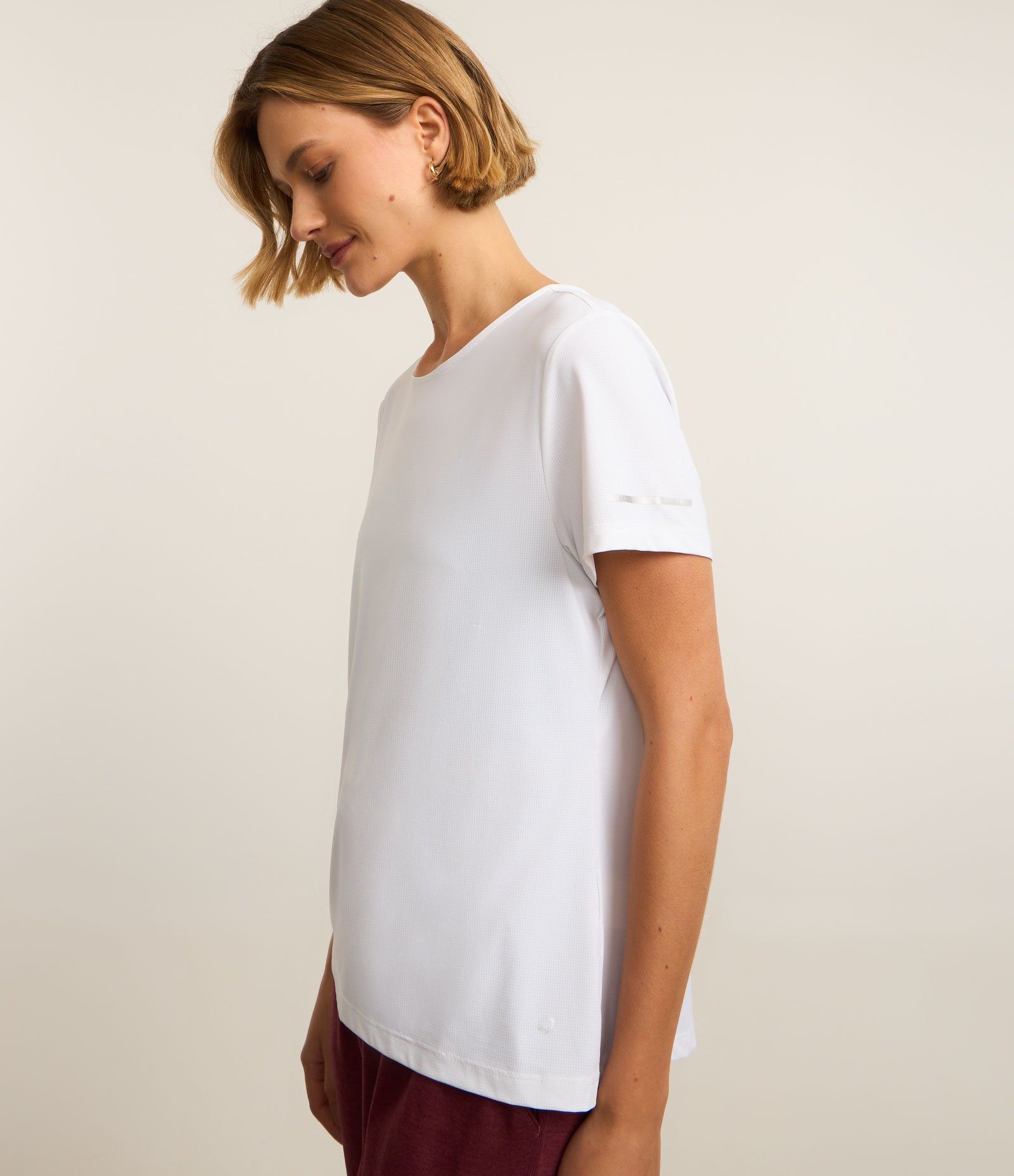 Camiseta Esportiva Regular Texturizada com Detalhe Refletivo Branco 2