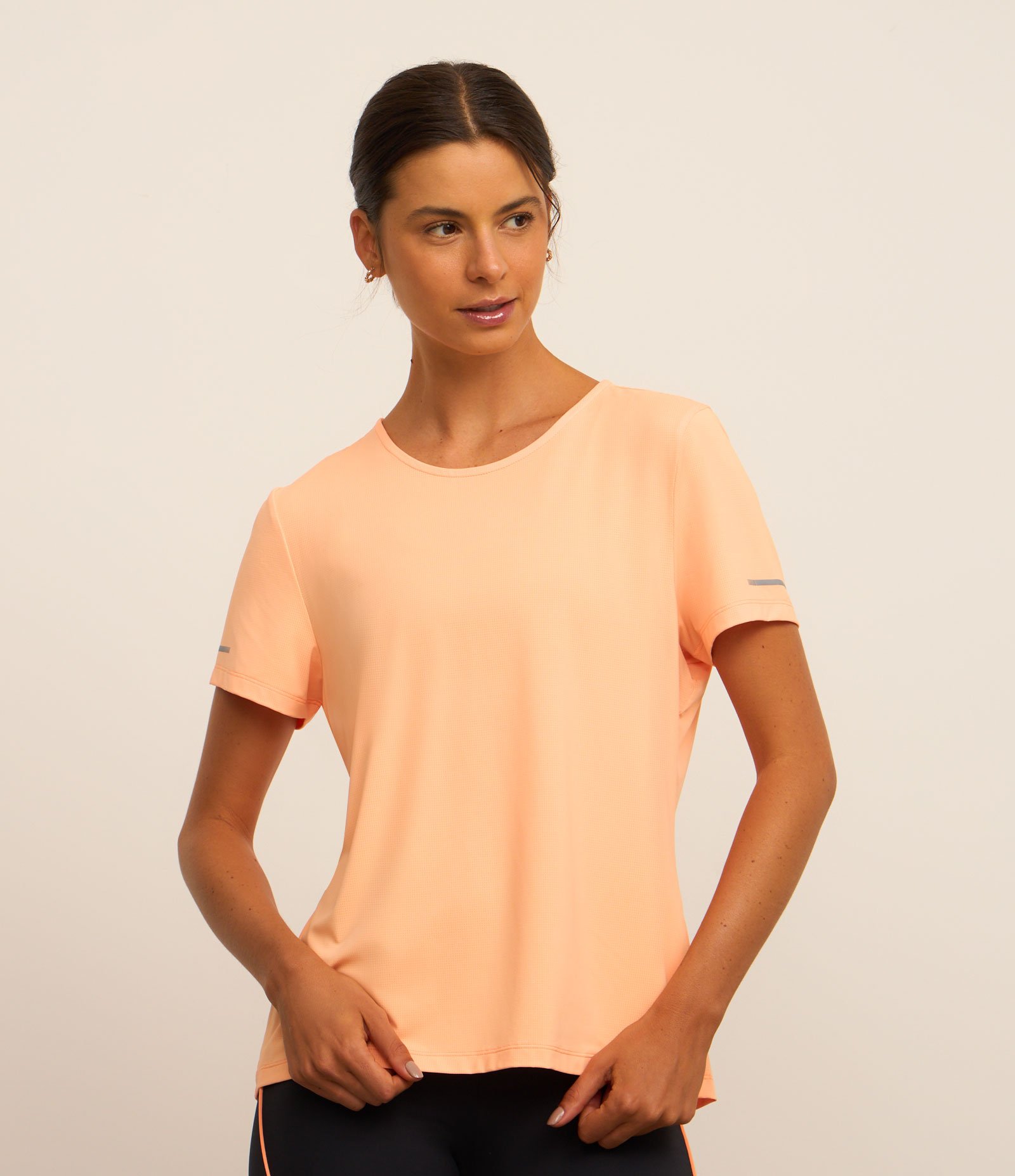 Camiseta Esportiva Regular Texturizada com Detalhe Refletivo Laranja Claro 1