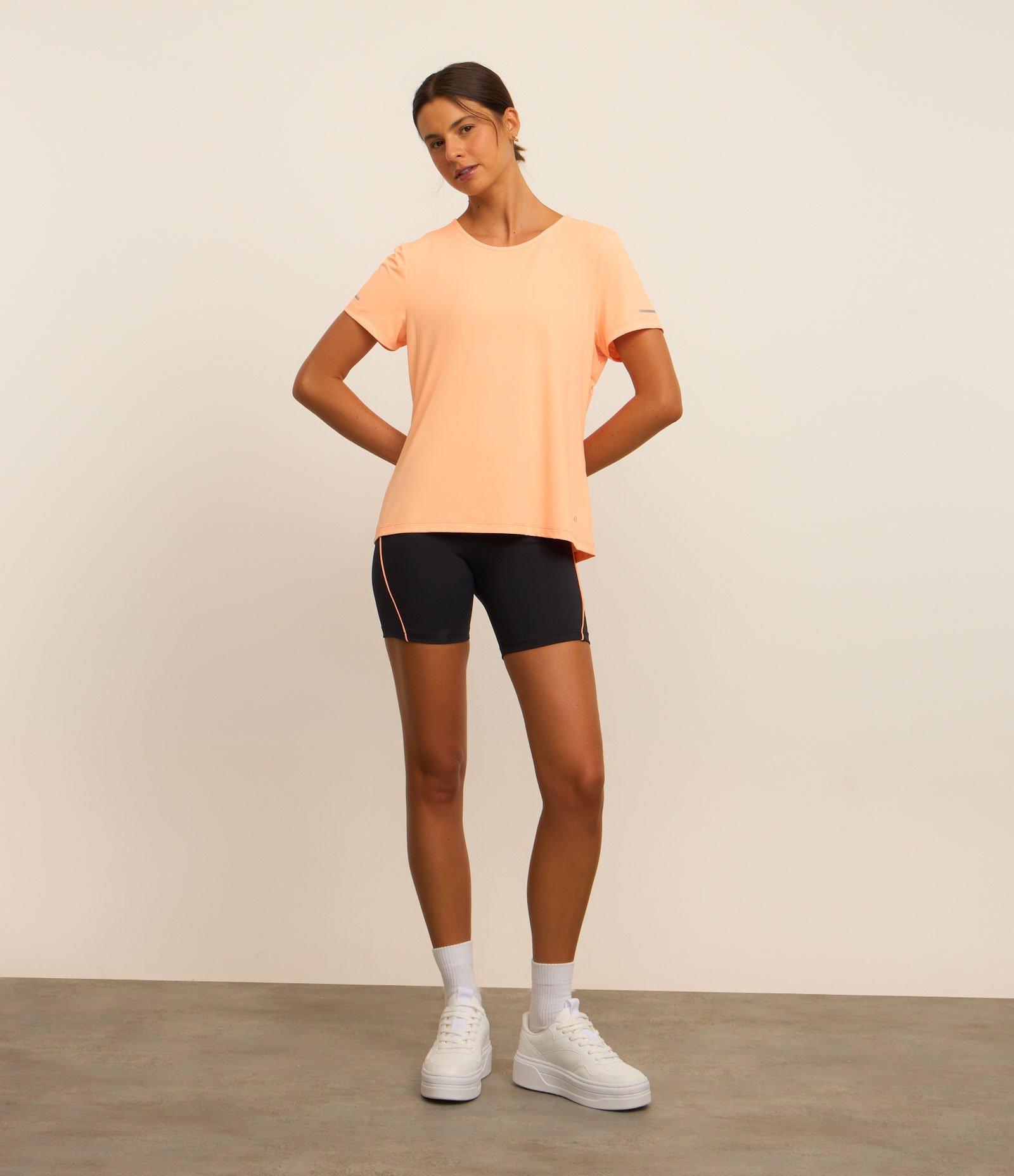 Camiseta Esportiva Regular Texturizada com Detalhe Refletivo Laranja Claro 2