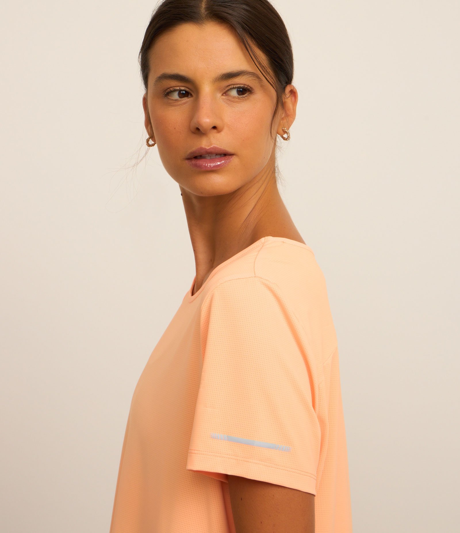 Camiseta Esportiva Regular Texturizada com Detalhe Refletivo Laranja Claro 4