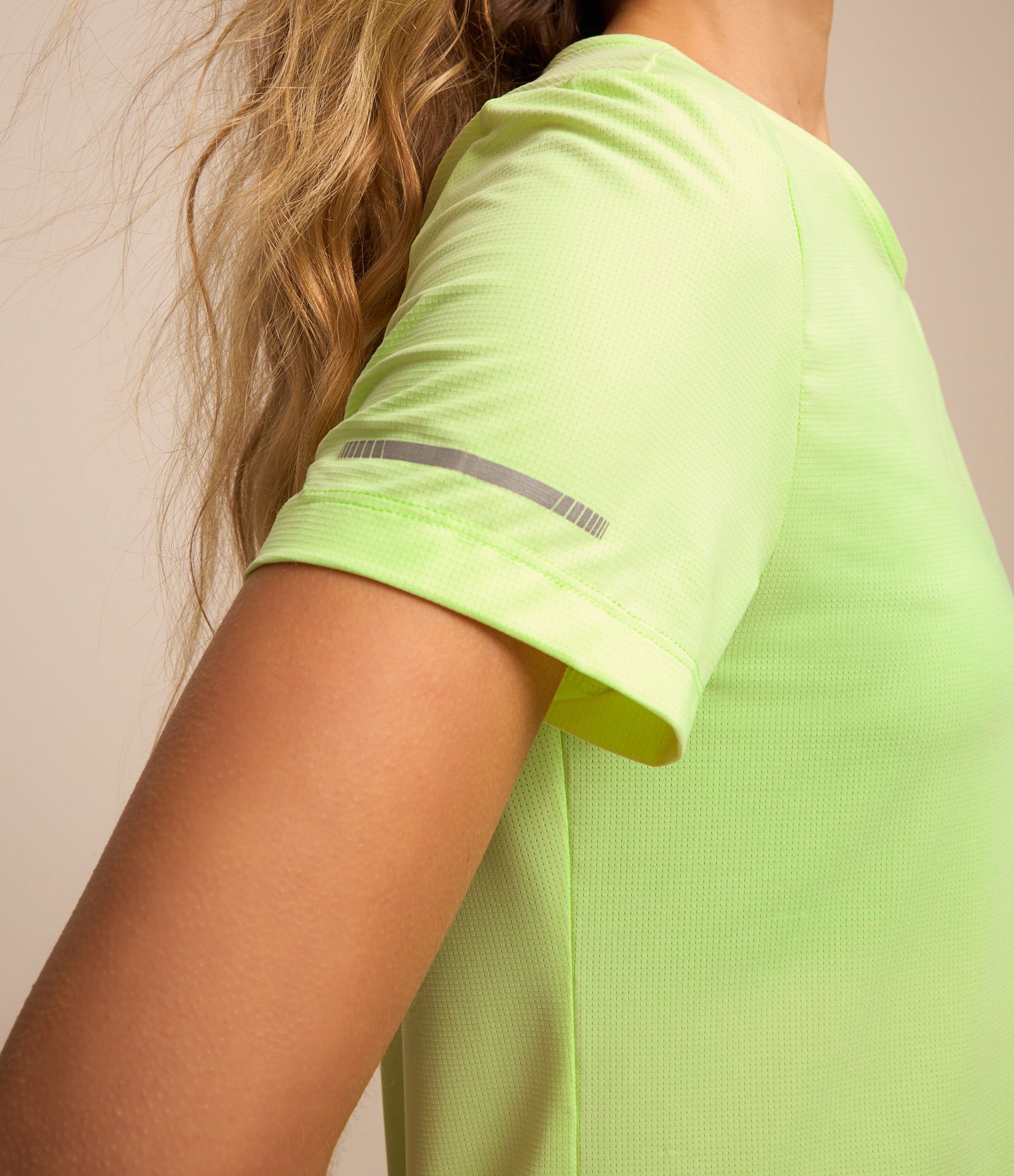 Camiseta Esportiva Regular Texturizada com Detalhe Refletivo Verde Claro 3