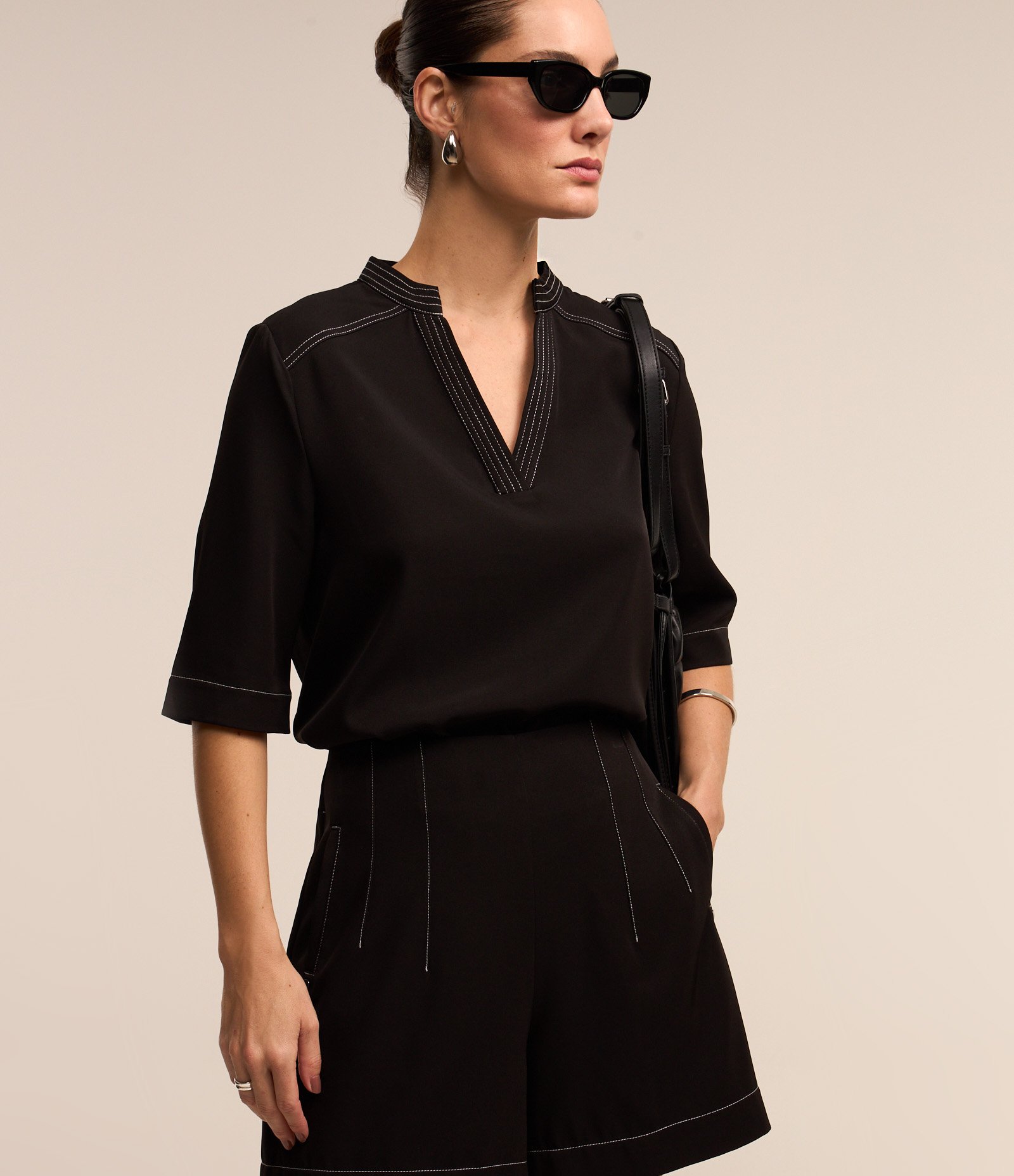 Blusa em Crepe com Detalhes de Pespontos Contrastantes Preto 1