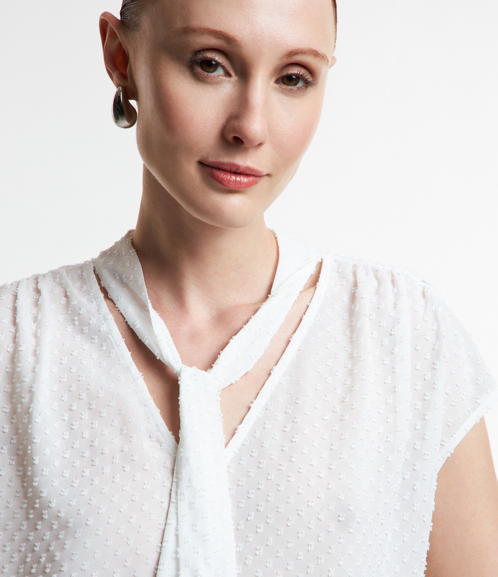 Blusa em Crepe com Laço de Chiffon na Gola e Texturas Branco Neve 4