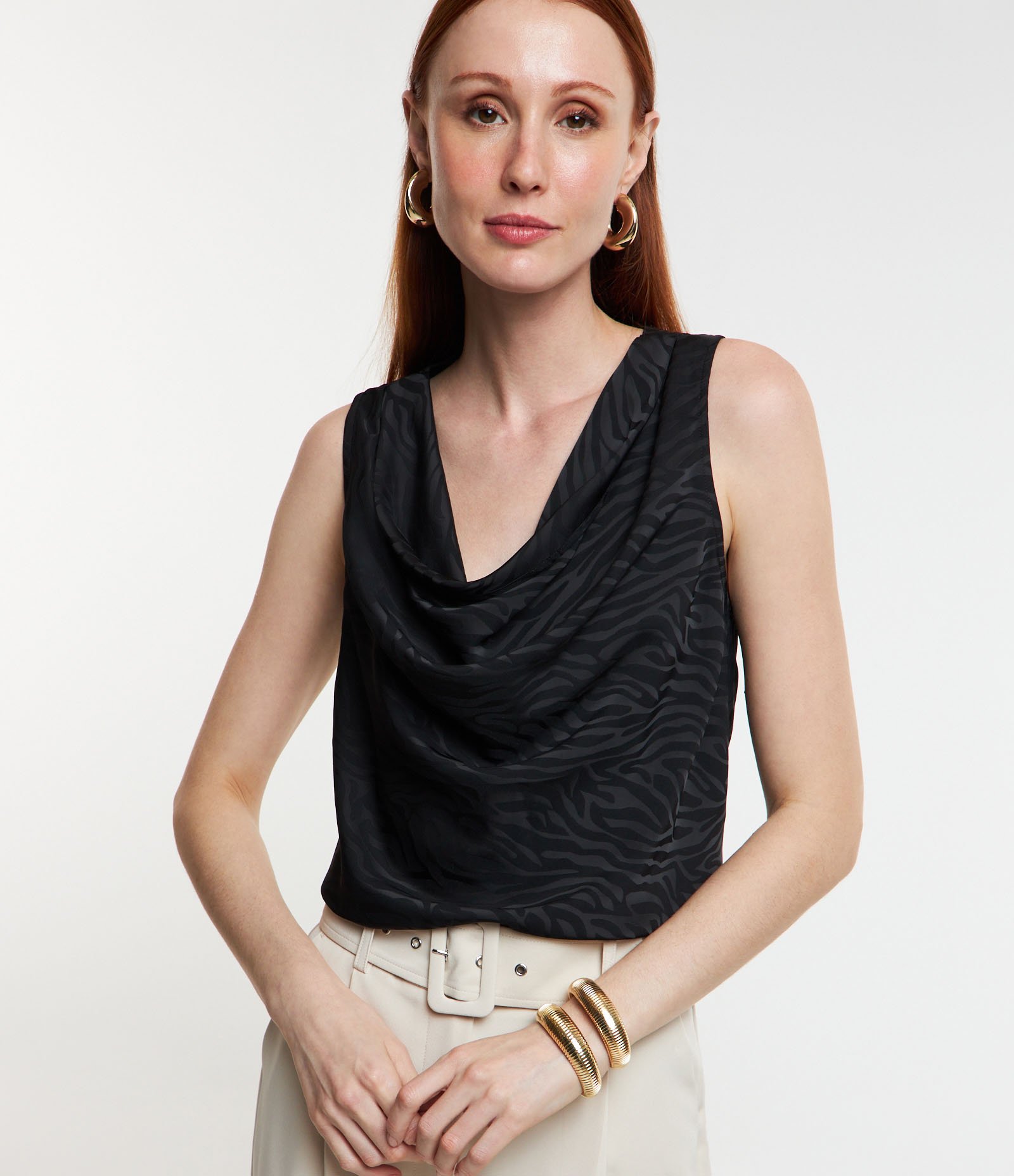 Blusa em Jacquard com Decote Degagê e Estampa Abstrata Preto 1