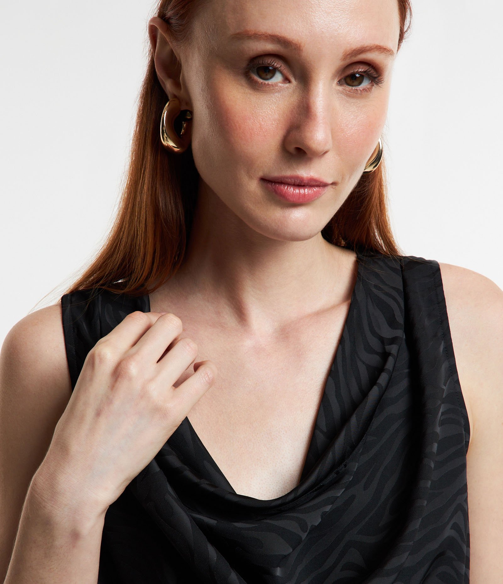 Blusa em Jacquard com Decote Degagê e Estampa Abstrata Preto 4