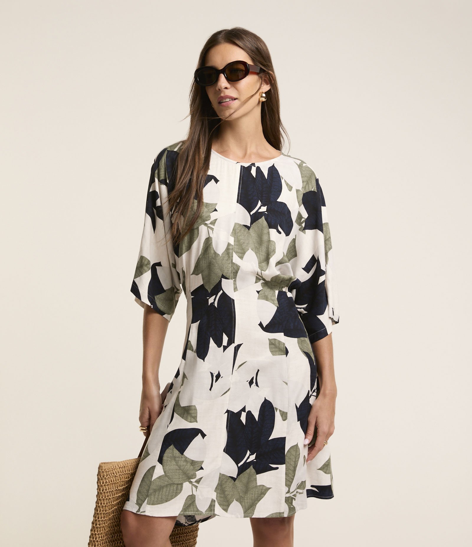 Vestido Curto em Viscose com Estampa Folhagem Branco 2