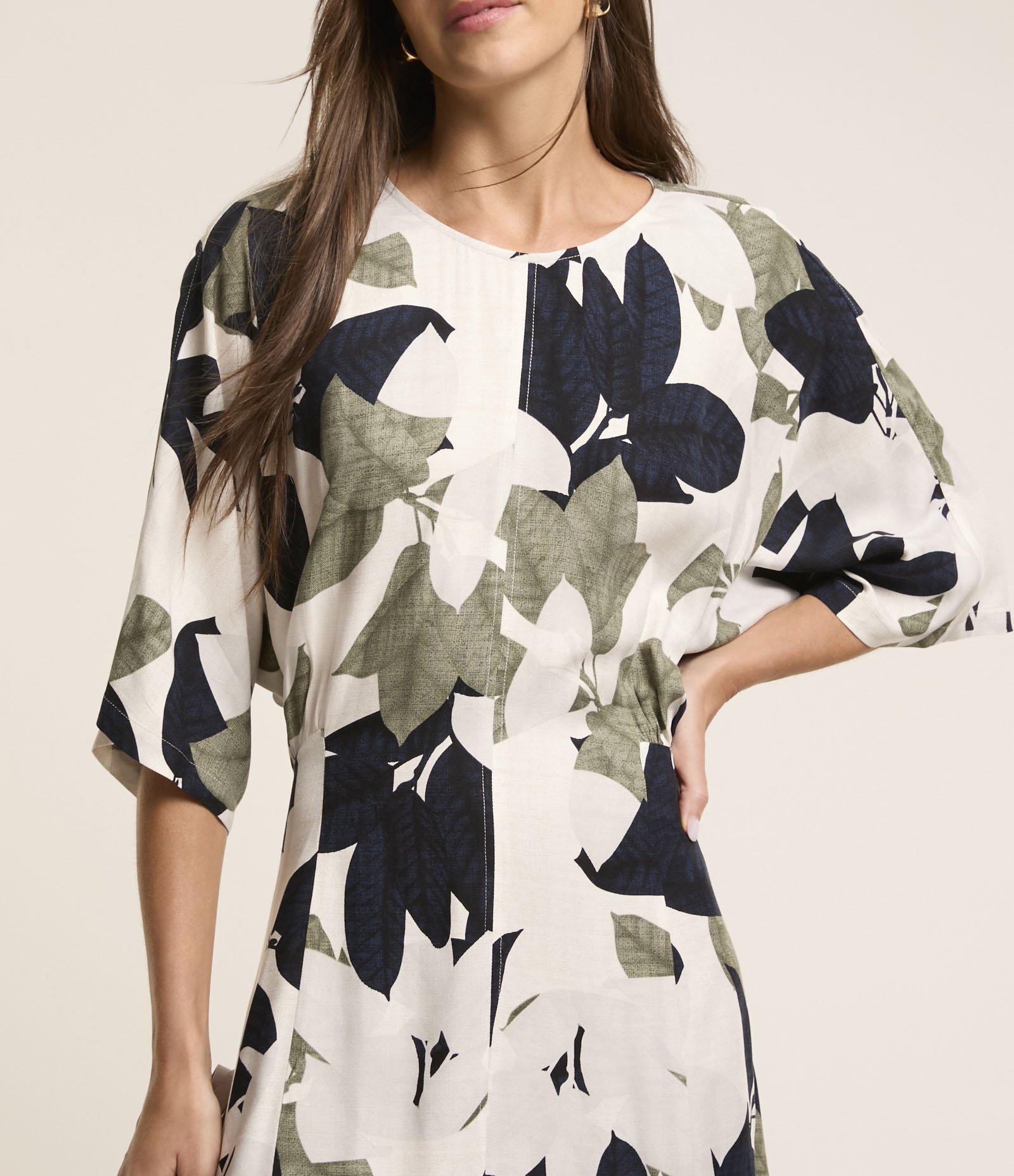 Vestido Curto em Viscose com Estampa Folhagem Branco 3