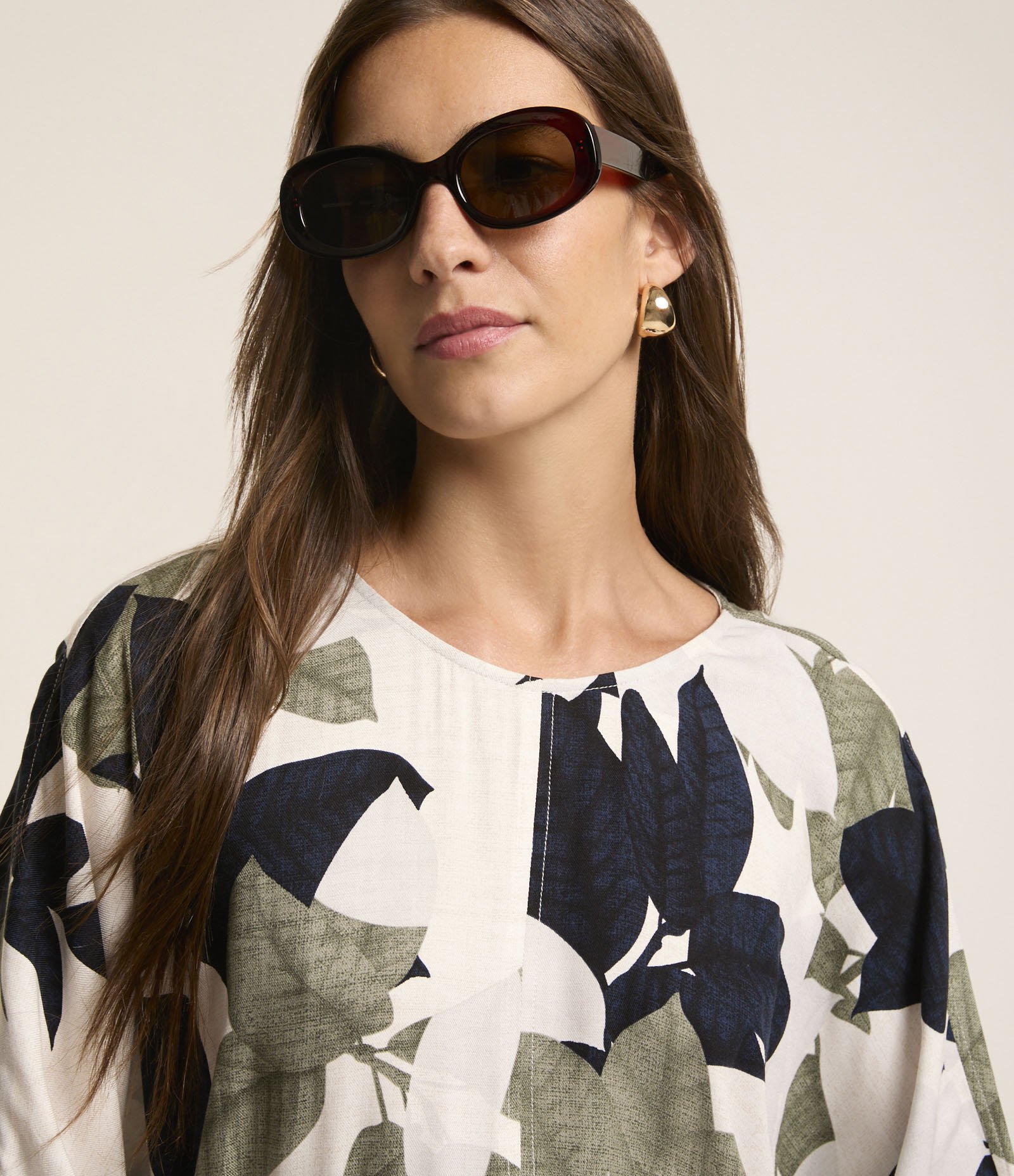 Vestido Curto em Viscose com Estampa Folhagem Branco 4