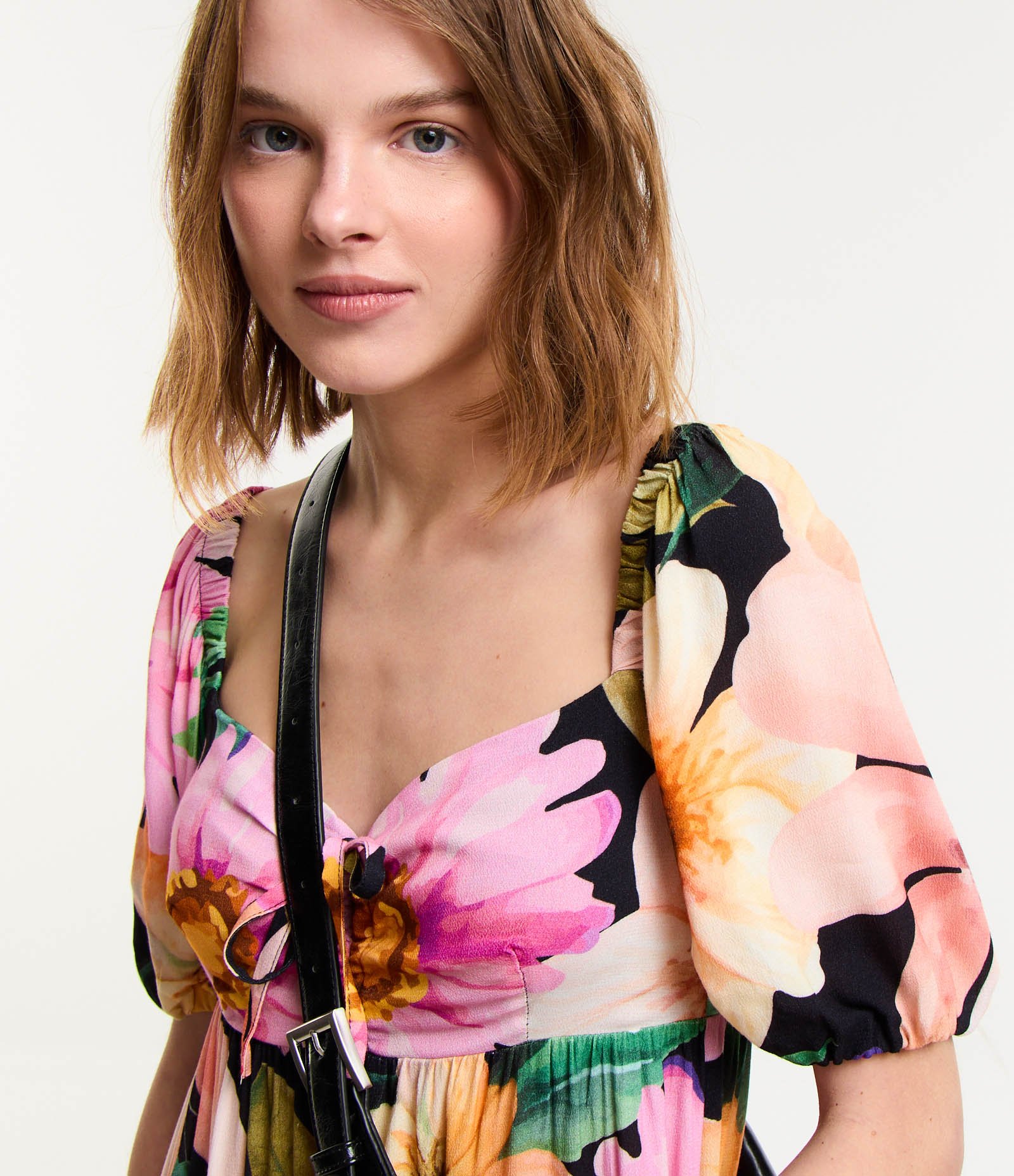 Vestido Midi Manga Bufante em Viscose com Flores Estampadas Multicores 4