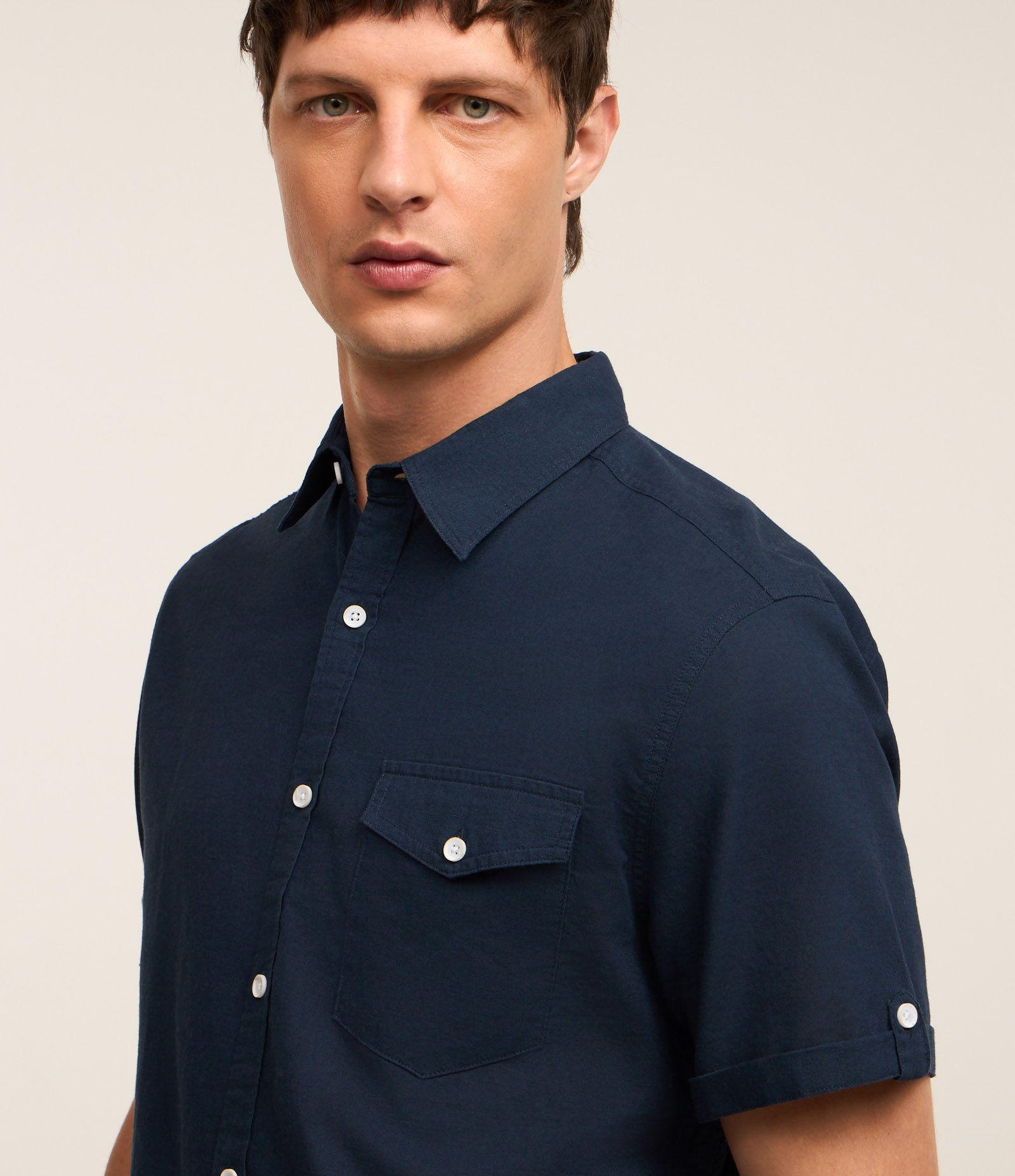 Camisa Comfort em Linho com Bolso e Dobra na Manga Azul Noite 4