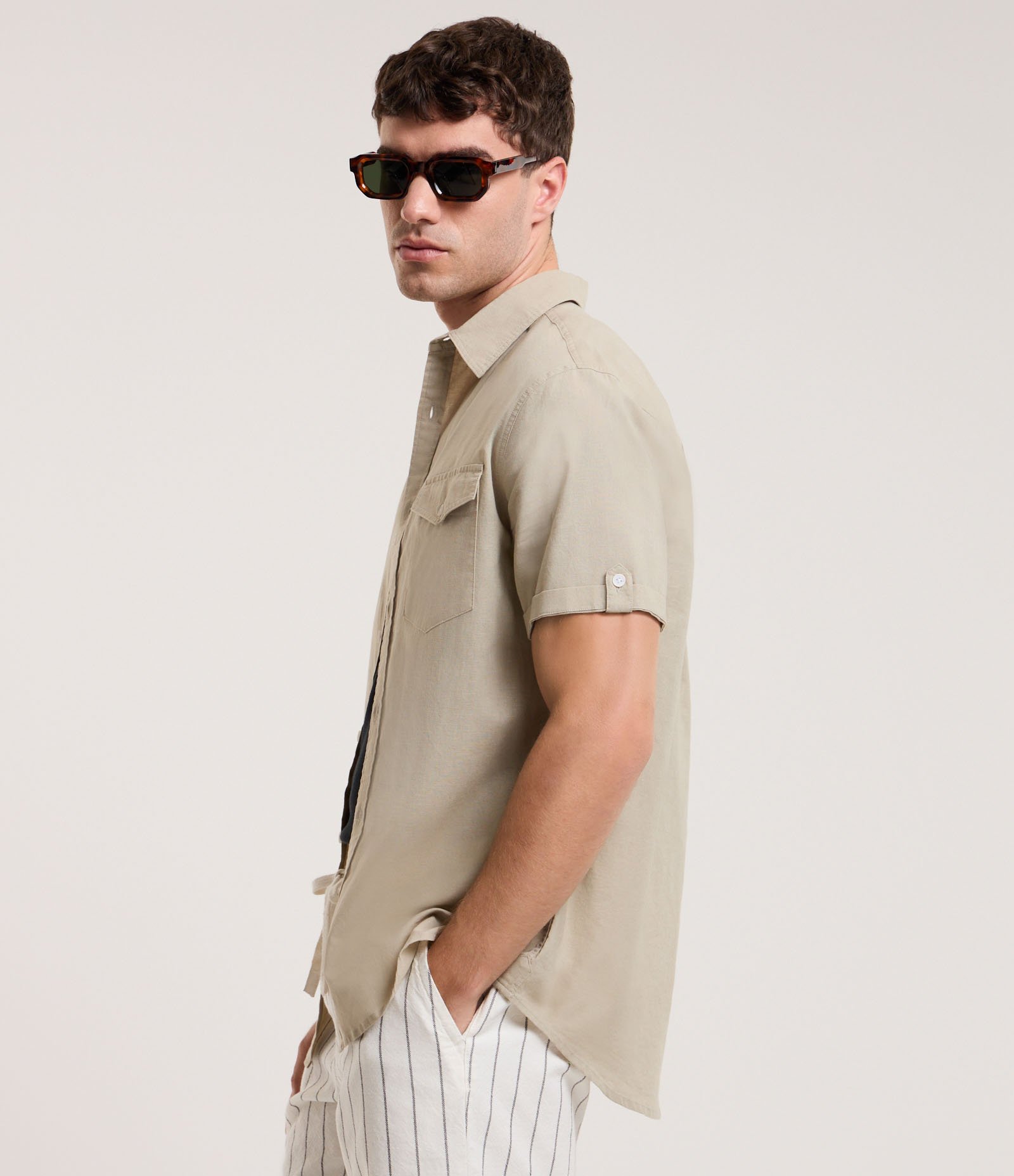 Camisa Comfort em Linho com Bolso e Dobra na Manga 3