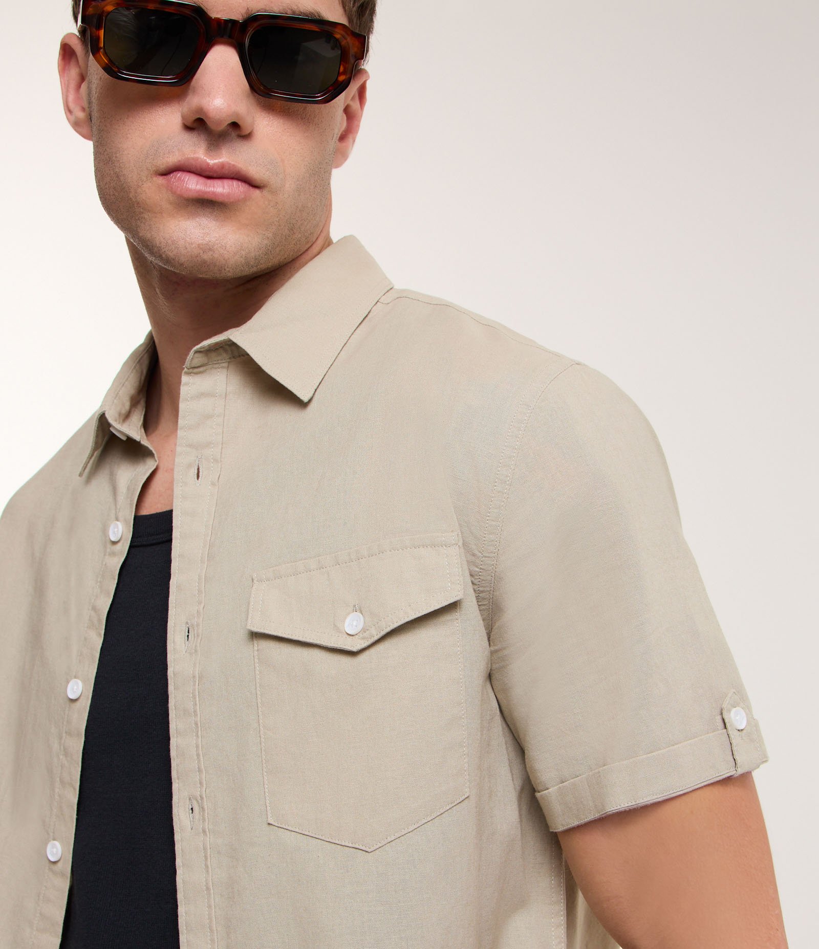Camisa Comfort em Linho com Bolso e Dobra na Manga 4
