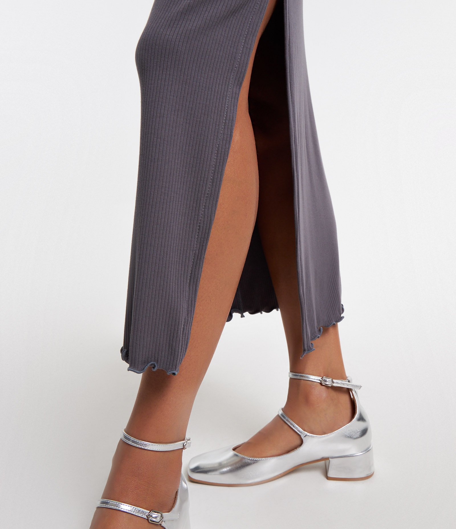 Saia Midi em Ribana com Fenda e Barra Picot Cinza 5