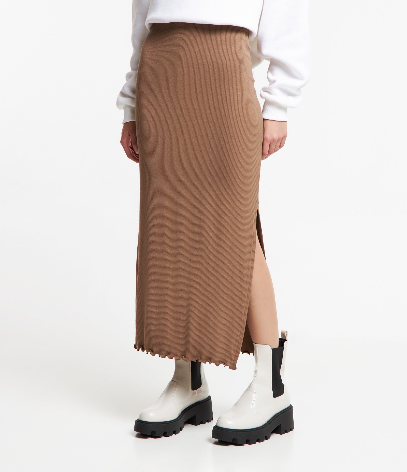 Saia Midi em Ribana com Fenda e Barra Picot Marrom Caramelo 2