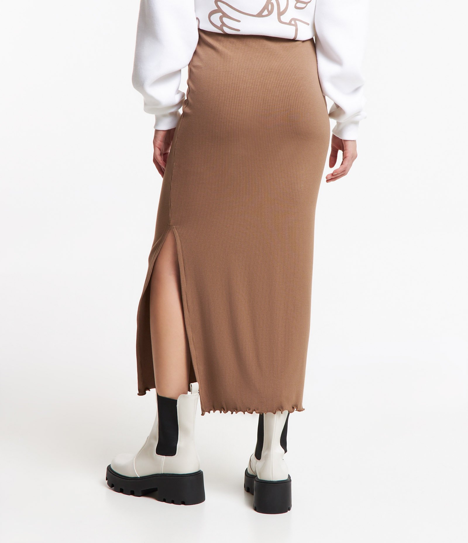 Saia Midi em Ribana com Fenda e Barra Picot Marrom Caramelo 3