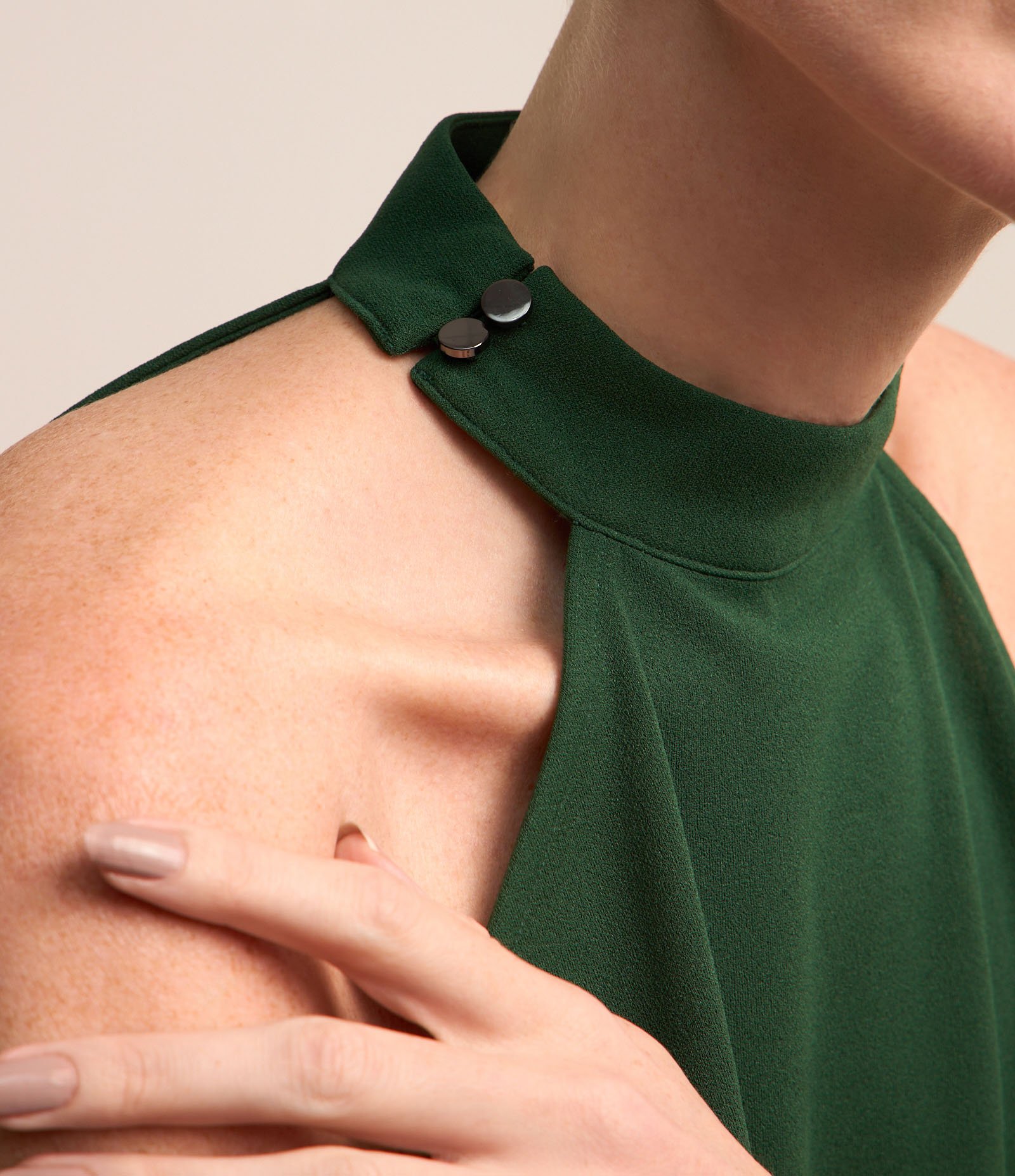 Blusa em Crepe com Golinha Alta Halter Verde 3