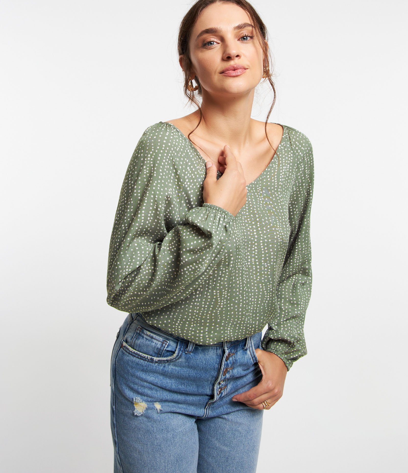 Blusa em Viscose com Decote V e Estampa Poá Verde 1