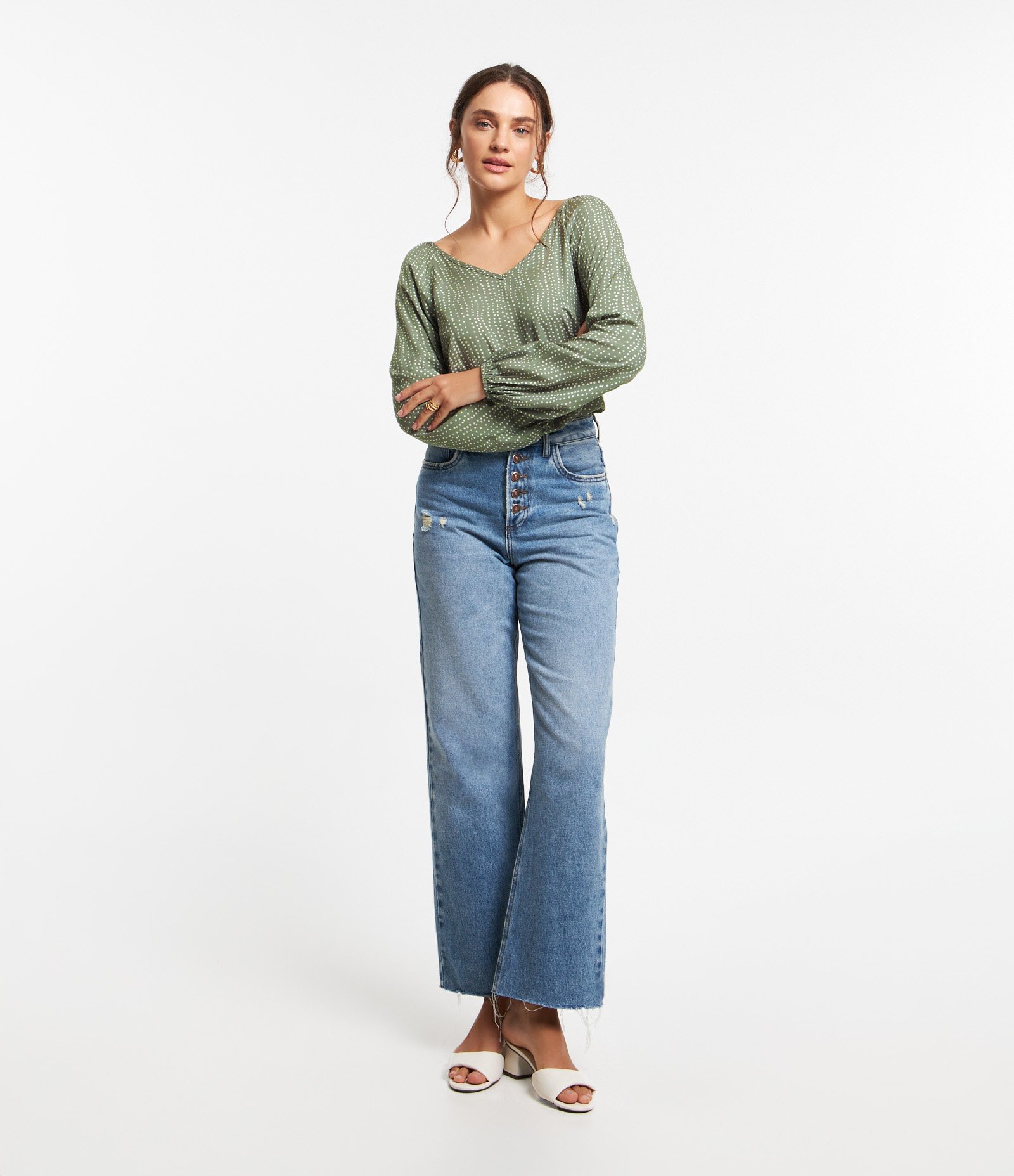 Blusa em Viscose com Decote V e Estampa Poá Verde 2