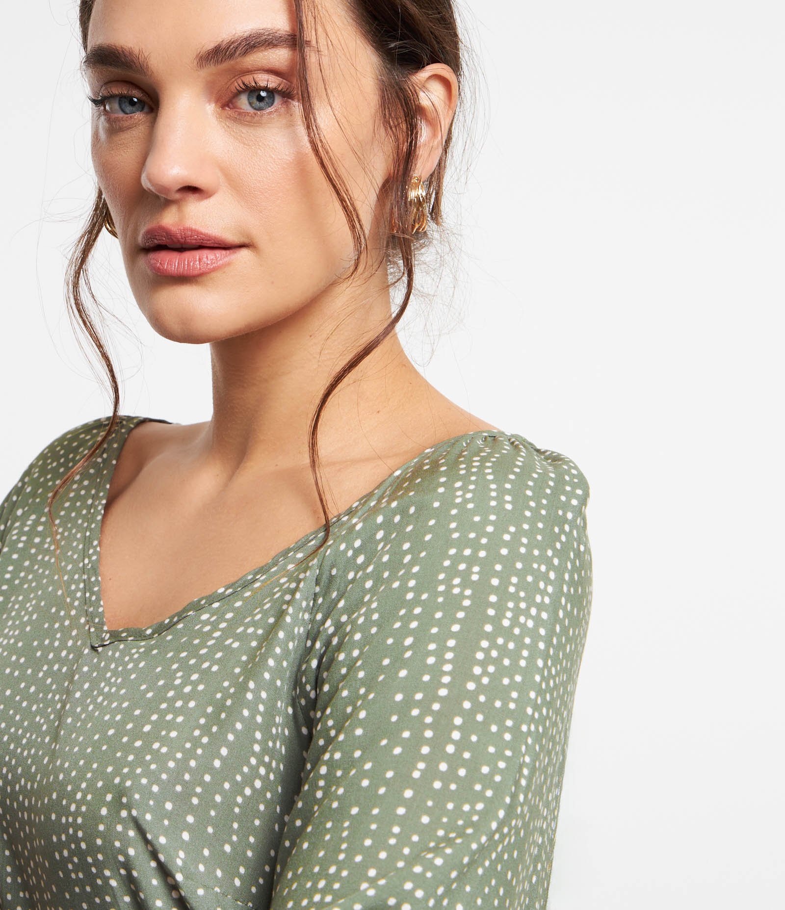 Blusa em Viscose com Decote V e Estampa Poá Verde 3