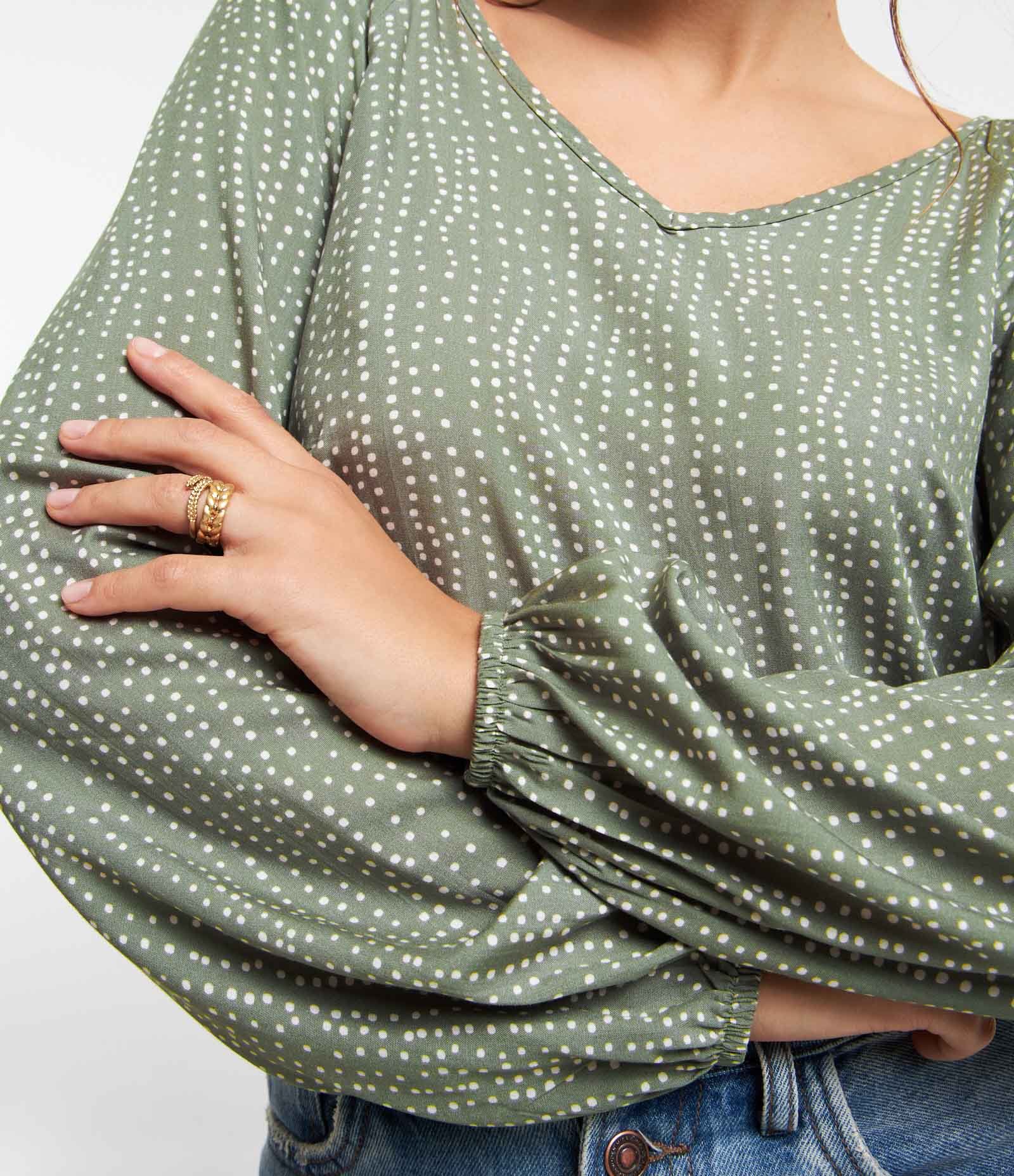 Blusa em Viscose com Decote V e Estampa Poá Verde 5