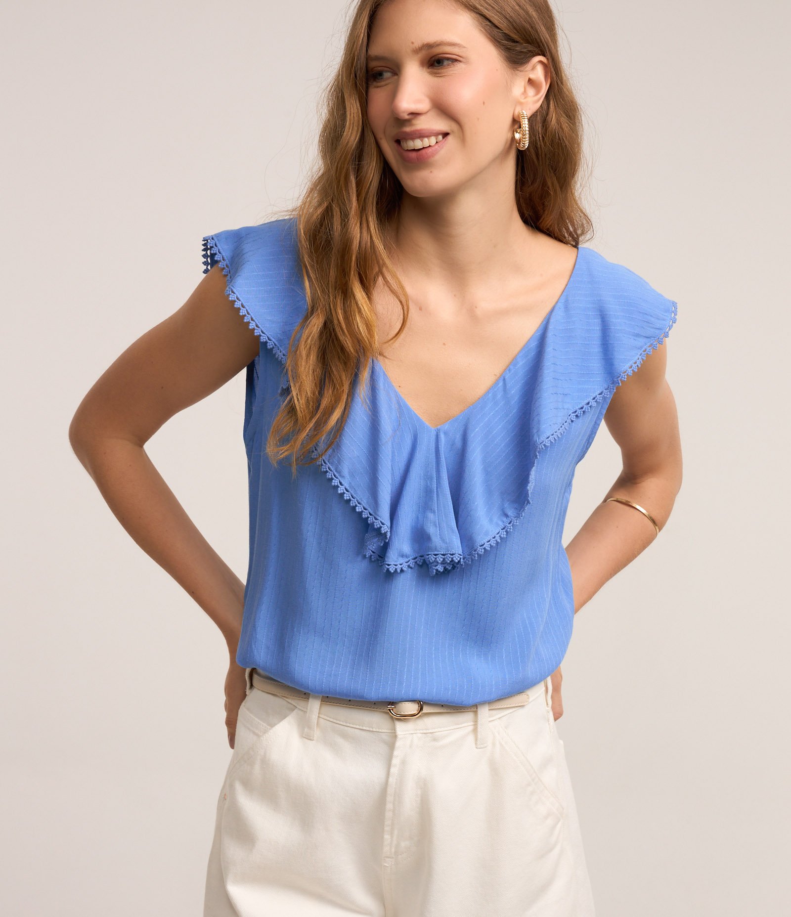 Blusa Regata em Tricoline com Decote V e Detalhes em Entremeios Azul 1