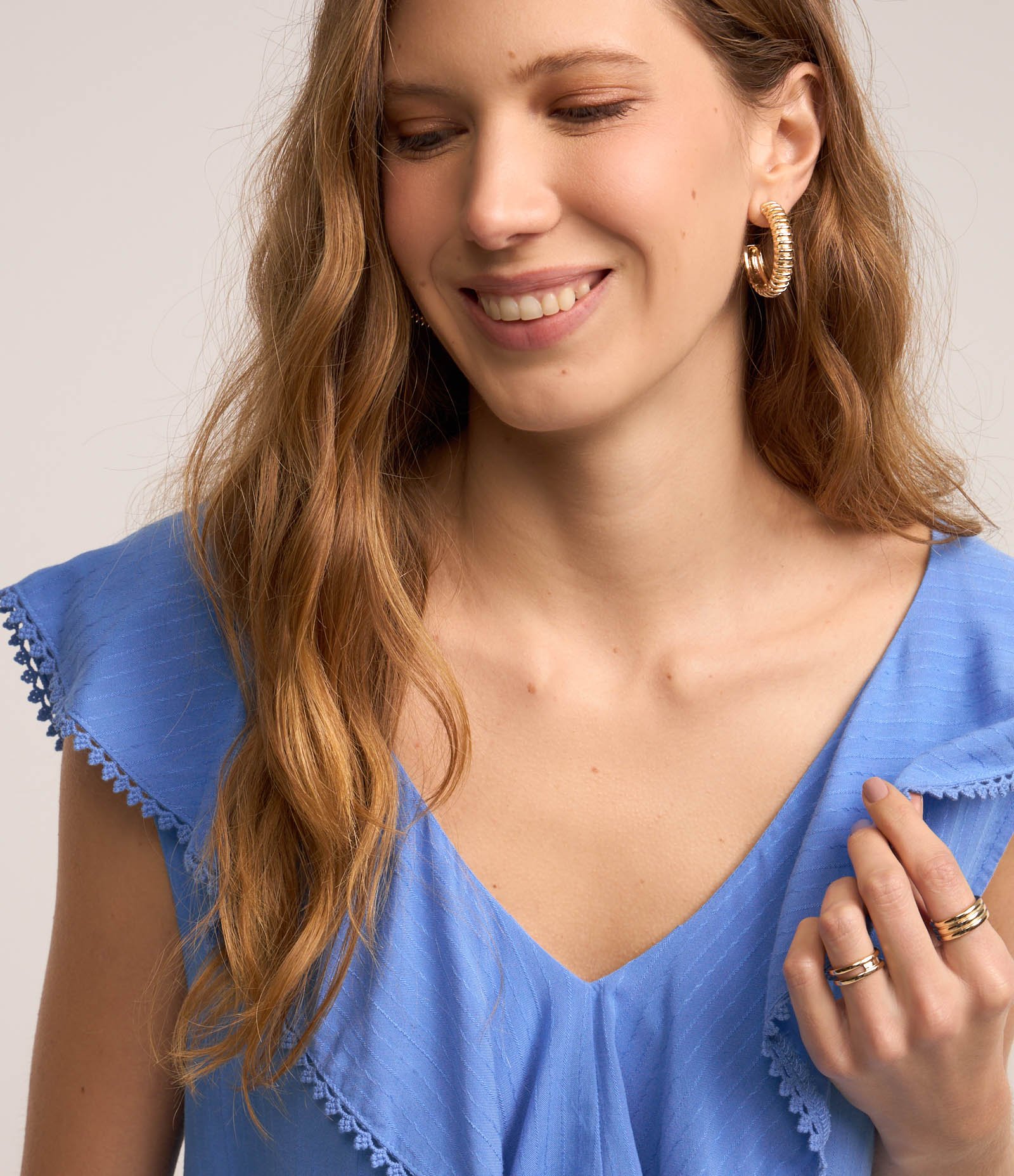 Blusa Regata em Tricoline com Decote V e Detalhes em Entremeios Azul 4