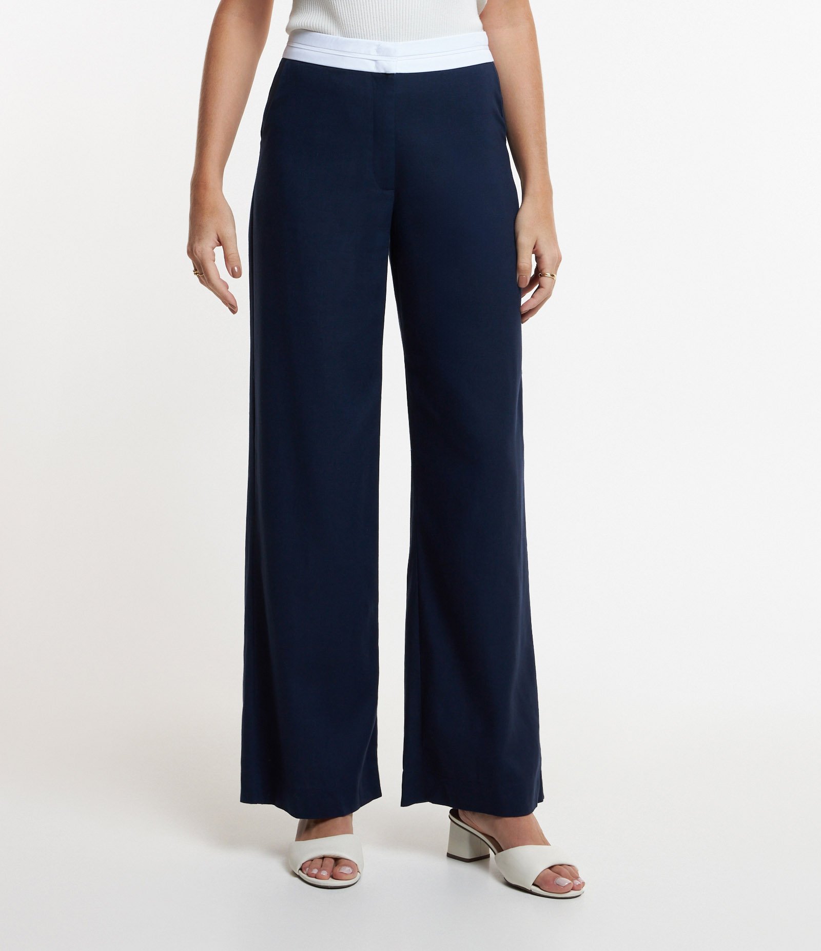 Calça Reta em Viscolinho com Cós Contrastante em Tricoline Azul Escuro/ Branco 3