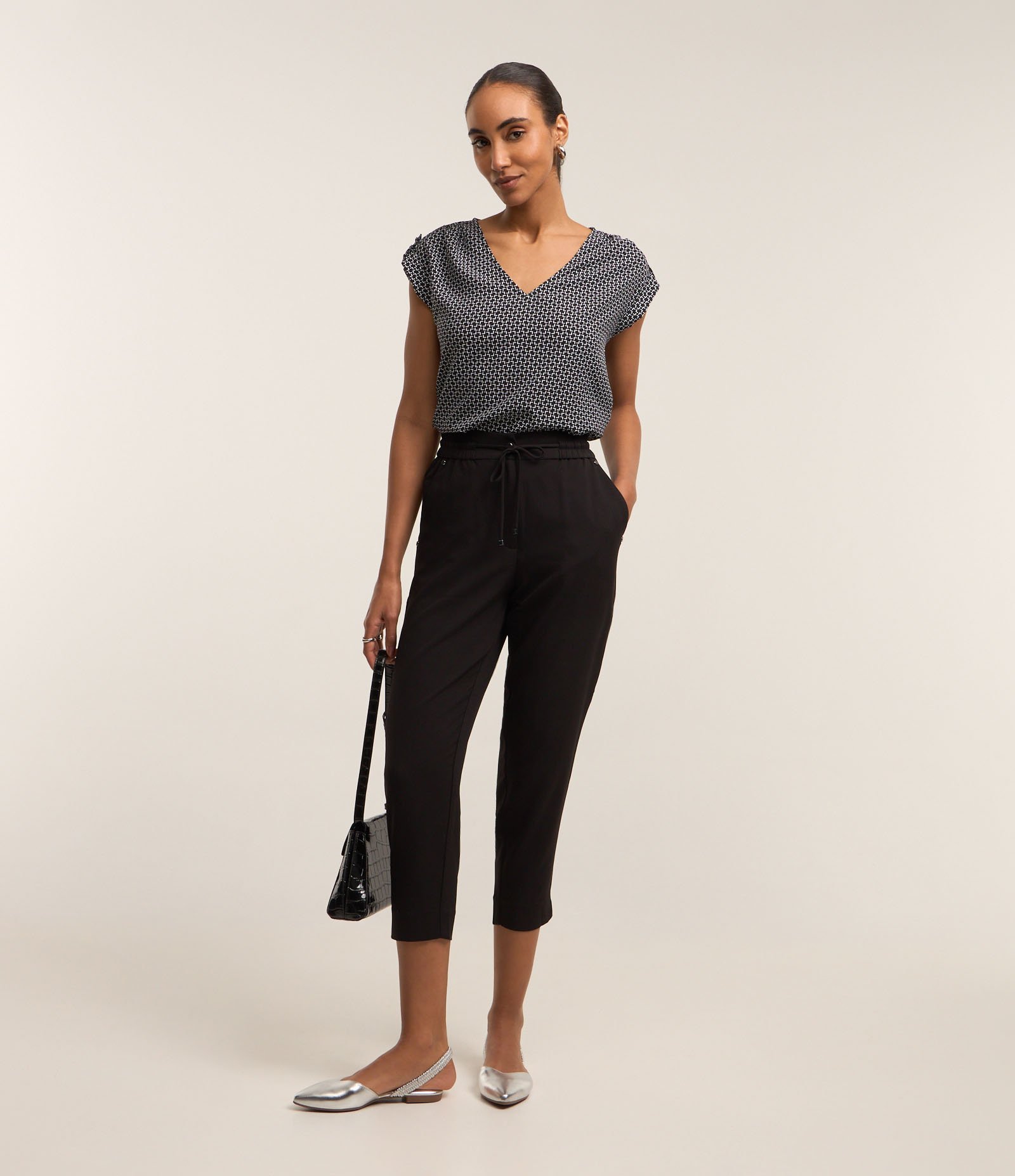 Blusa em Crepe com Detalhe no Ombro e Estampa Geométrico Preto/ Branco 2