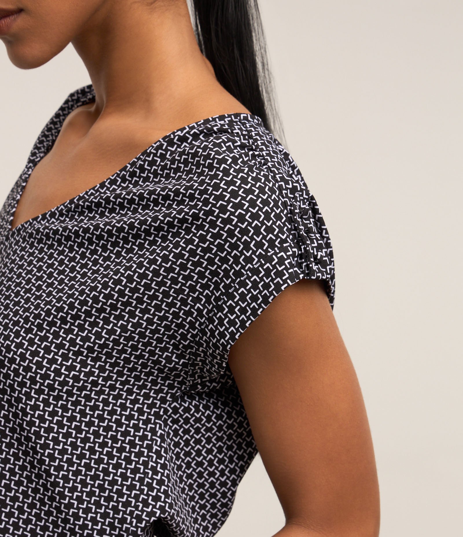 Blusa em Crepe com Detalhe no Ombro e Estampa Geométrico Preto/ Branco 3