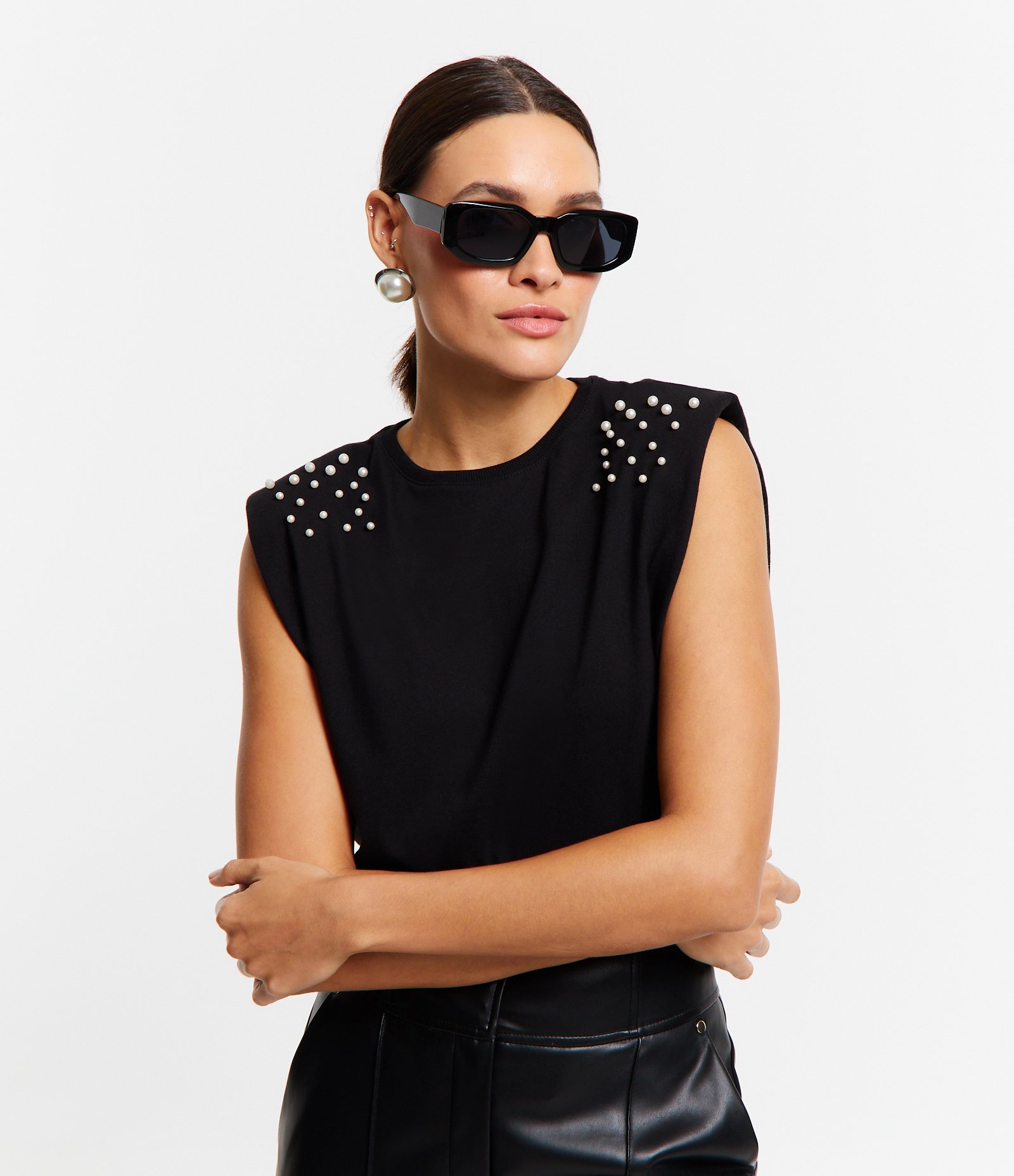 Blusa sem Manga em Algodão com Aplicação de Pérolas nos Ombros Preto 1