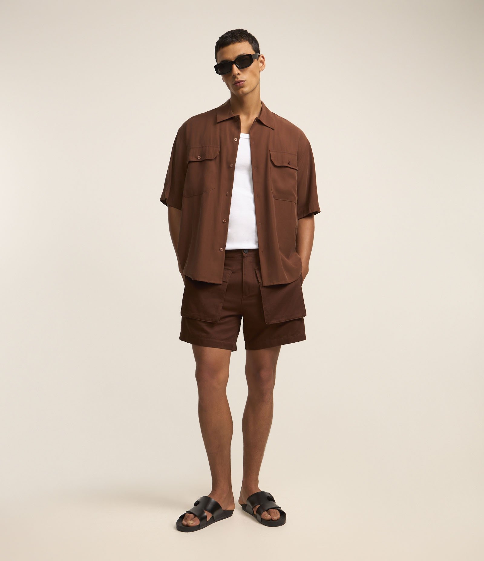 Bermuda em Algodão com Bolsos Cargo Frontais Marrom 1