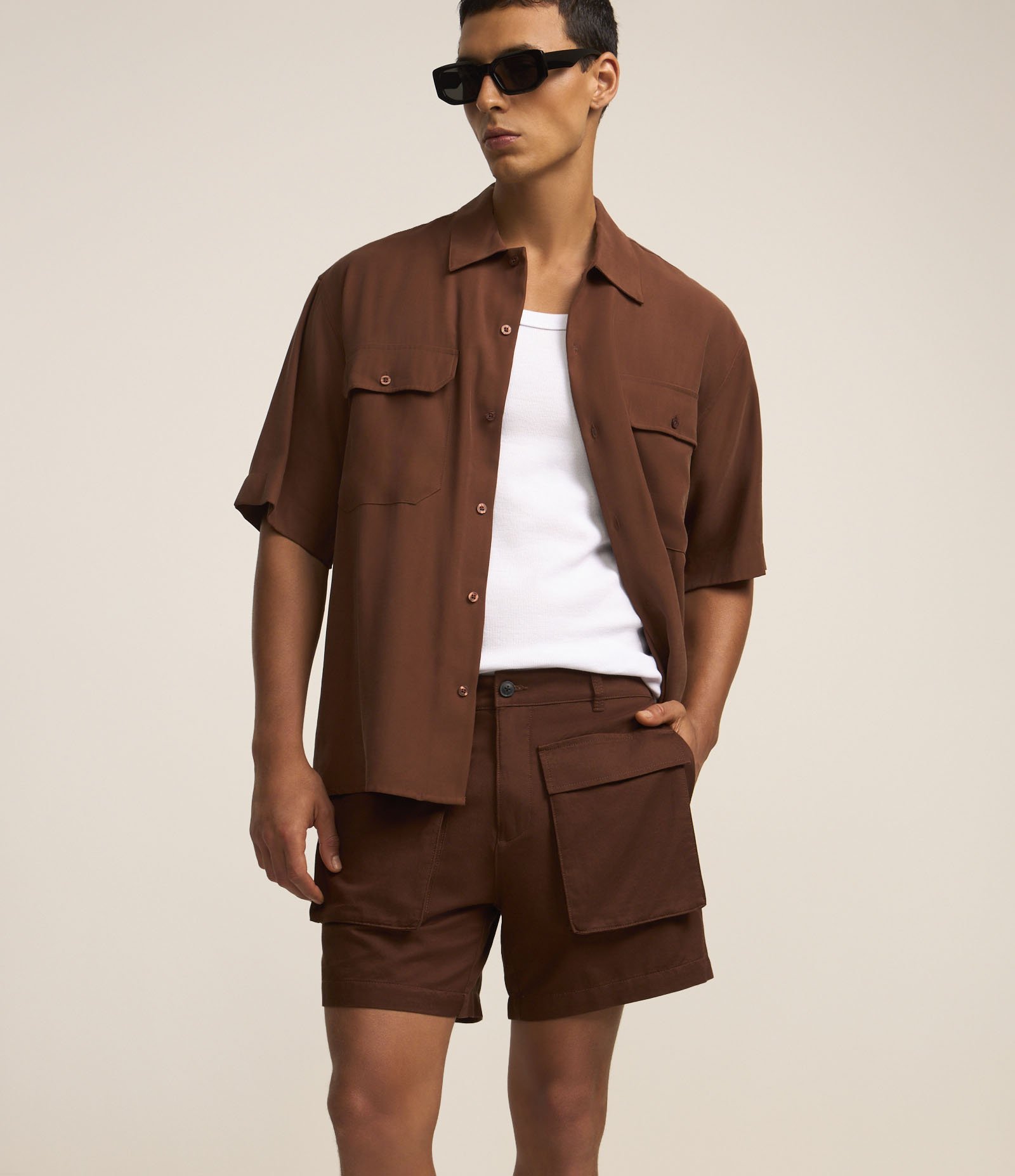 Bermuda em Algodão com Bolsos Cargo Frontais Marrom 2
