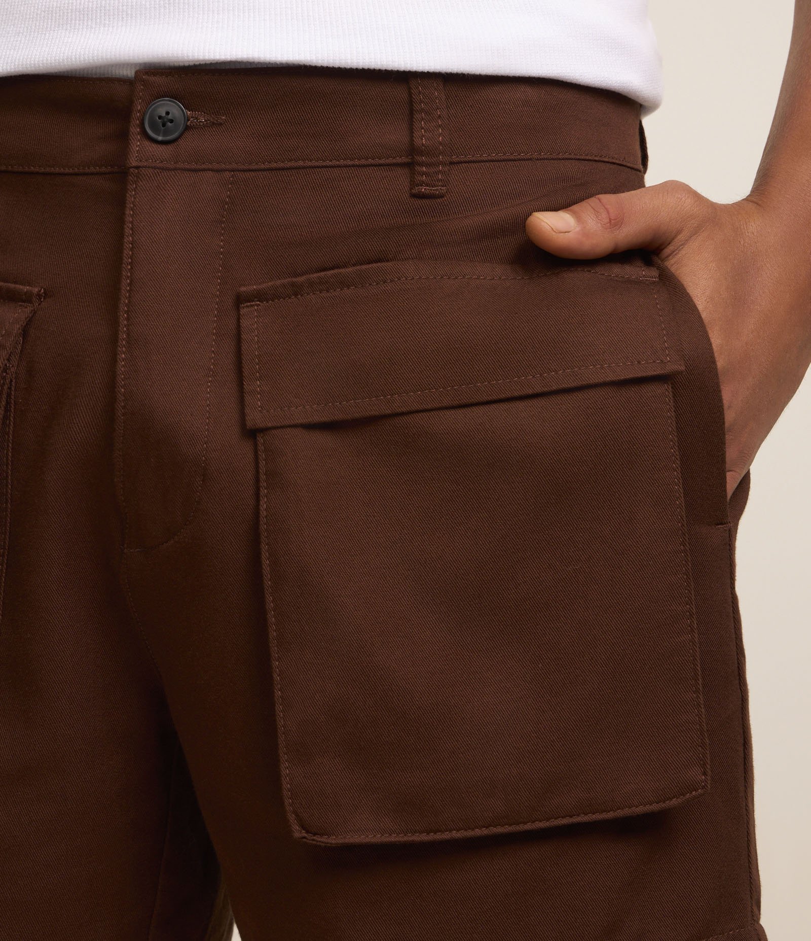 Bermuda em Algodão com Bolsos Cargo Frontais Marrom 4