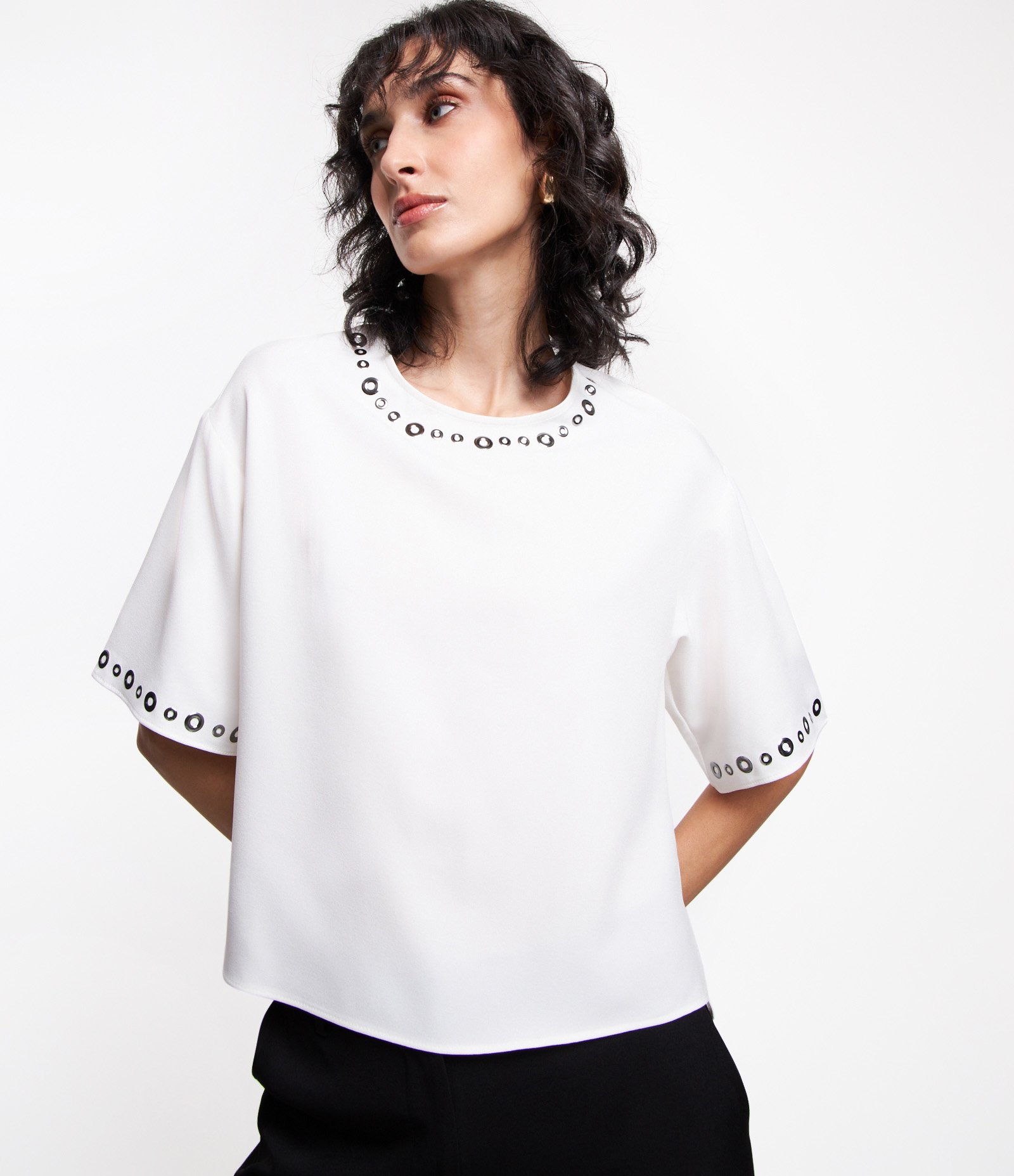 Blusa em Crepe com Ilhoses na Manga e Gola Branco Neve 1