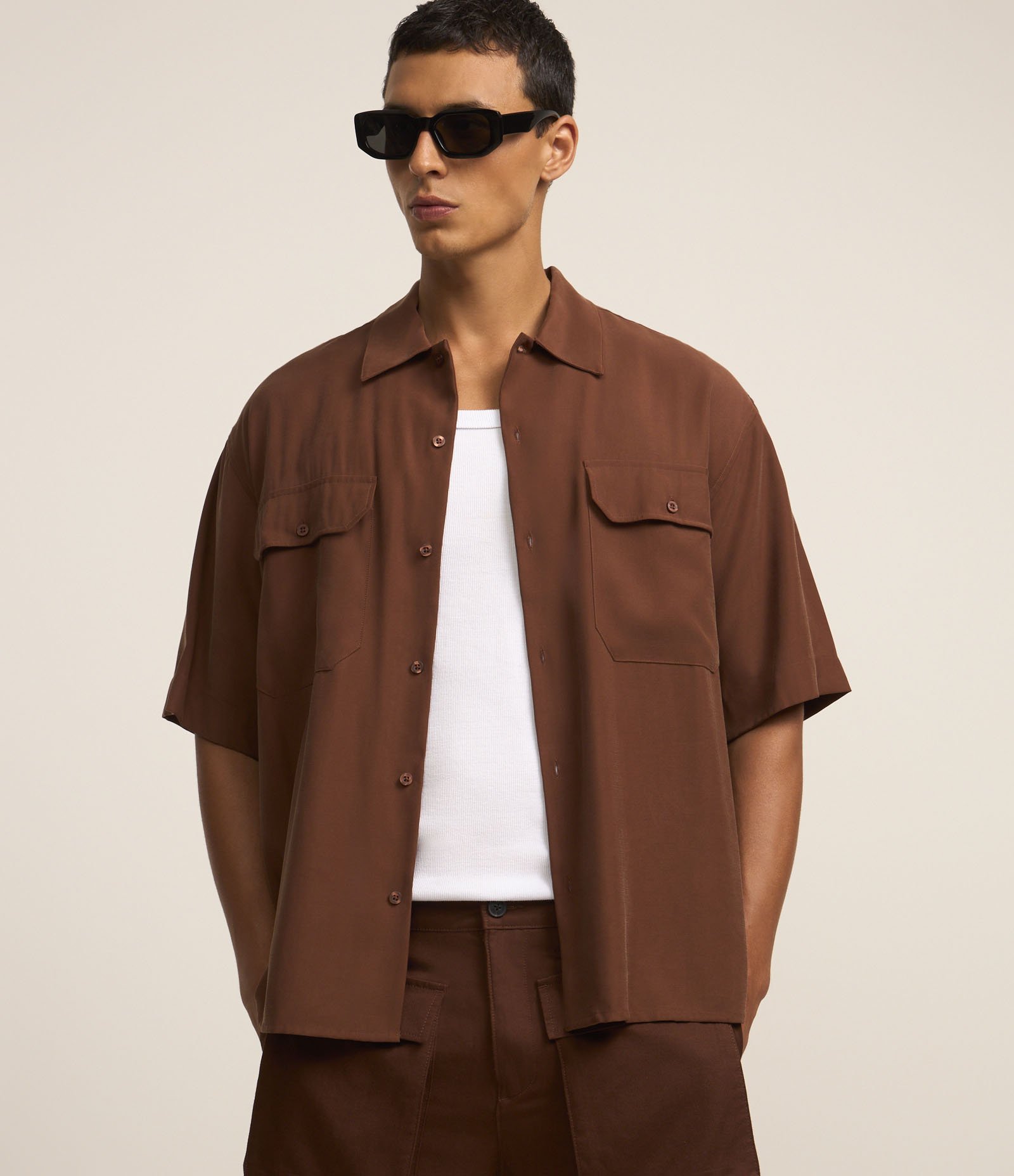 Camisa em Viscose com Bolso Cargo Marrom 1