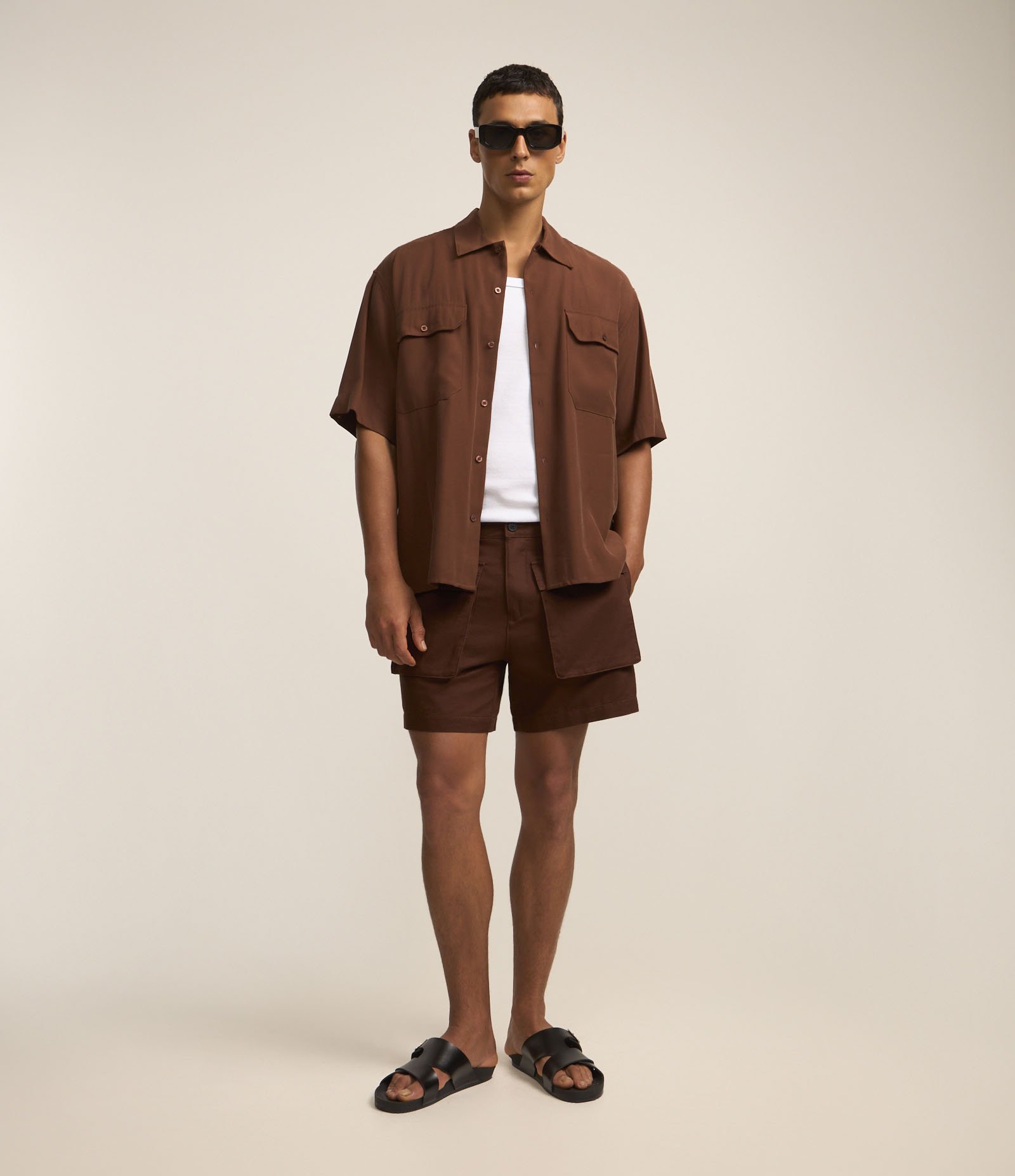 Camisa em Viscose com Bolso Cargo Marrom 2