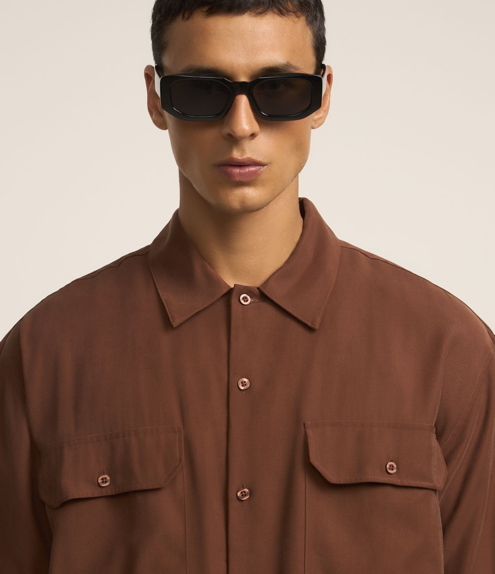 Camisa em Viscose com Bolso Cargo Marrom 3