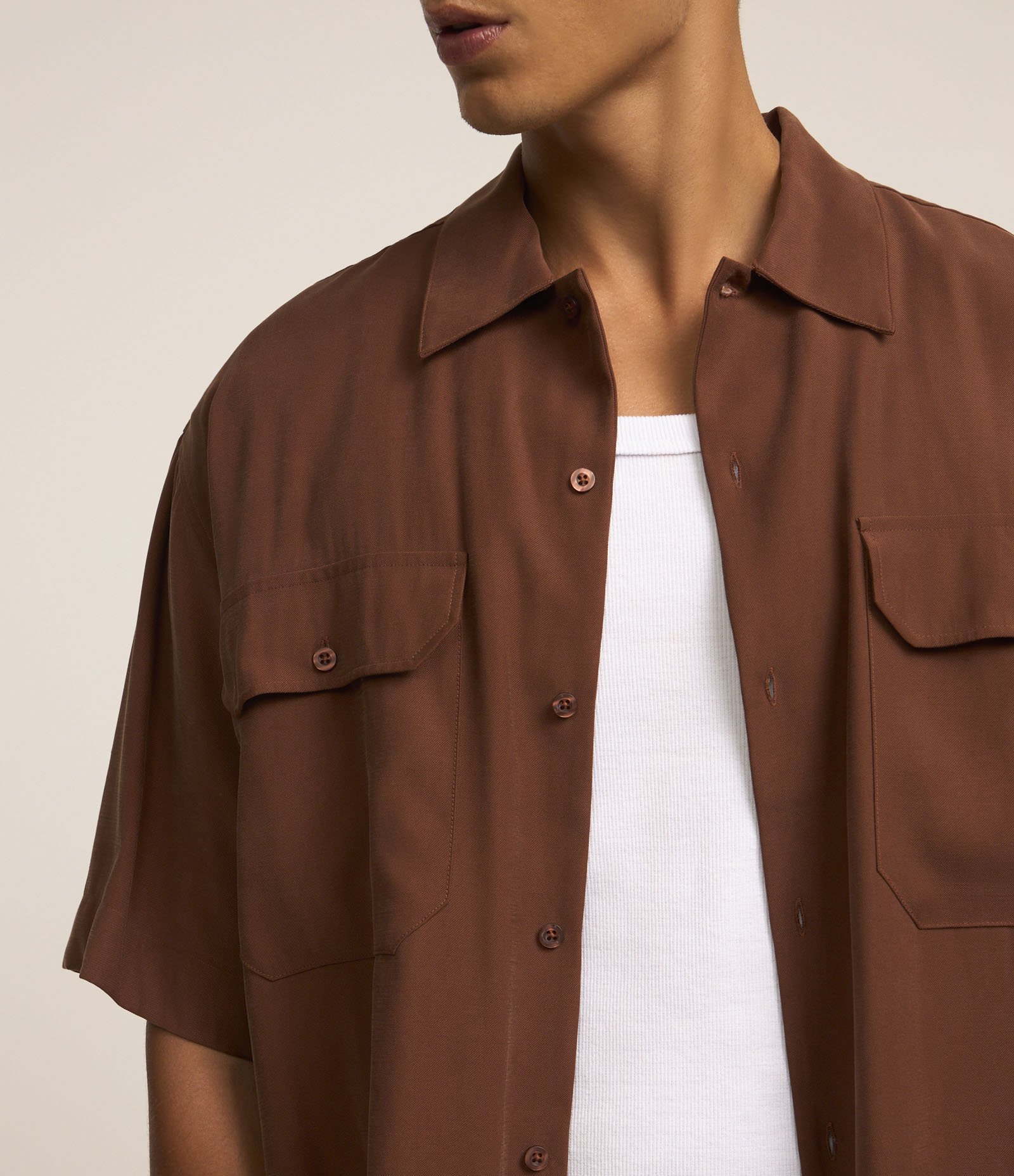 Camisa em Viscose com Bolso Cargo Marrom 5