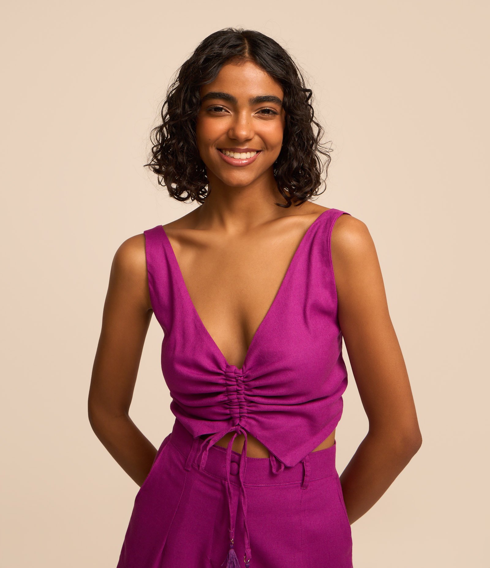 Blusa de Alça Cropped em Viscose e Linho com Puxadinho na Frente Roxo 1