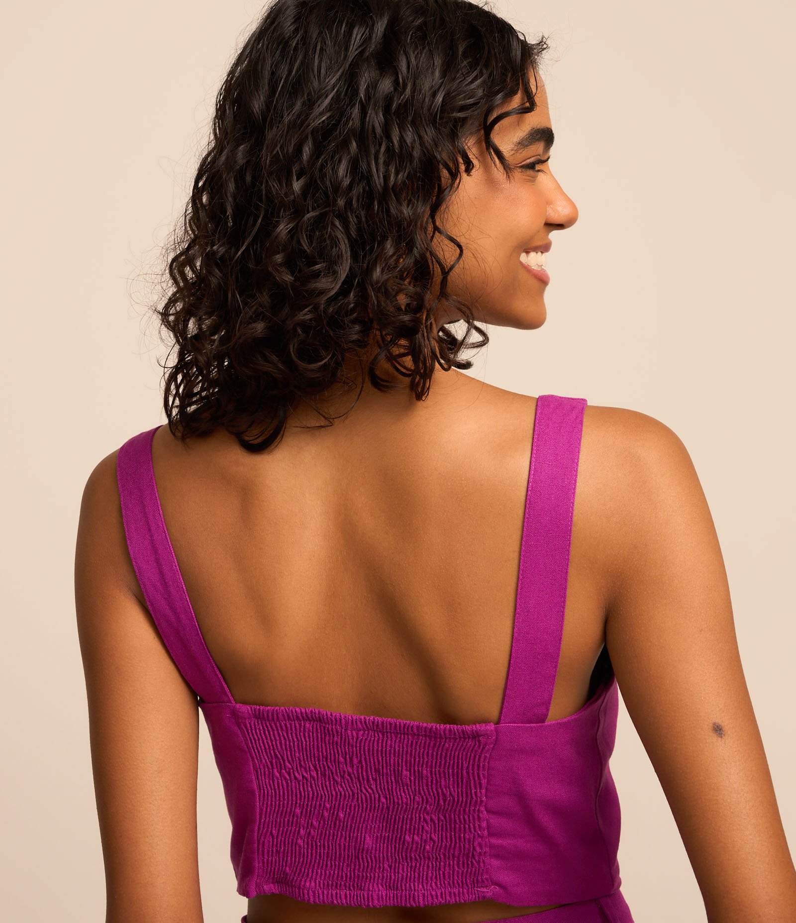 Blusa de Alça Cropped em Viscose e Linho com Puxadinho na Frente Roxo 3