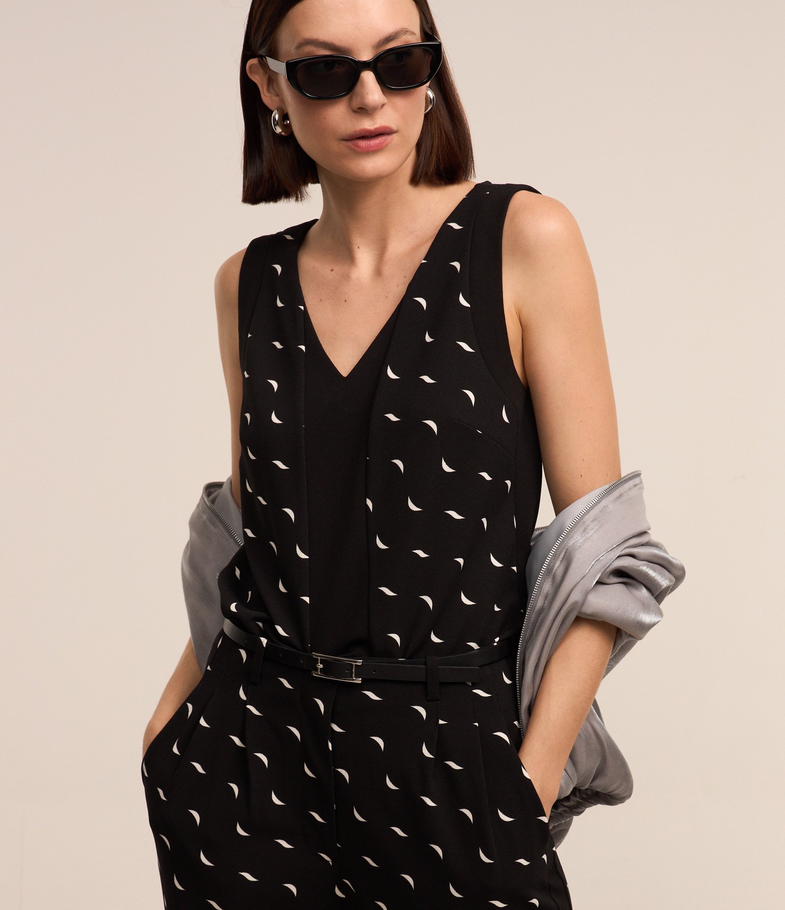 Blusa em Crepe com Decote V e Estampa de Luas Preto 1