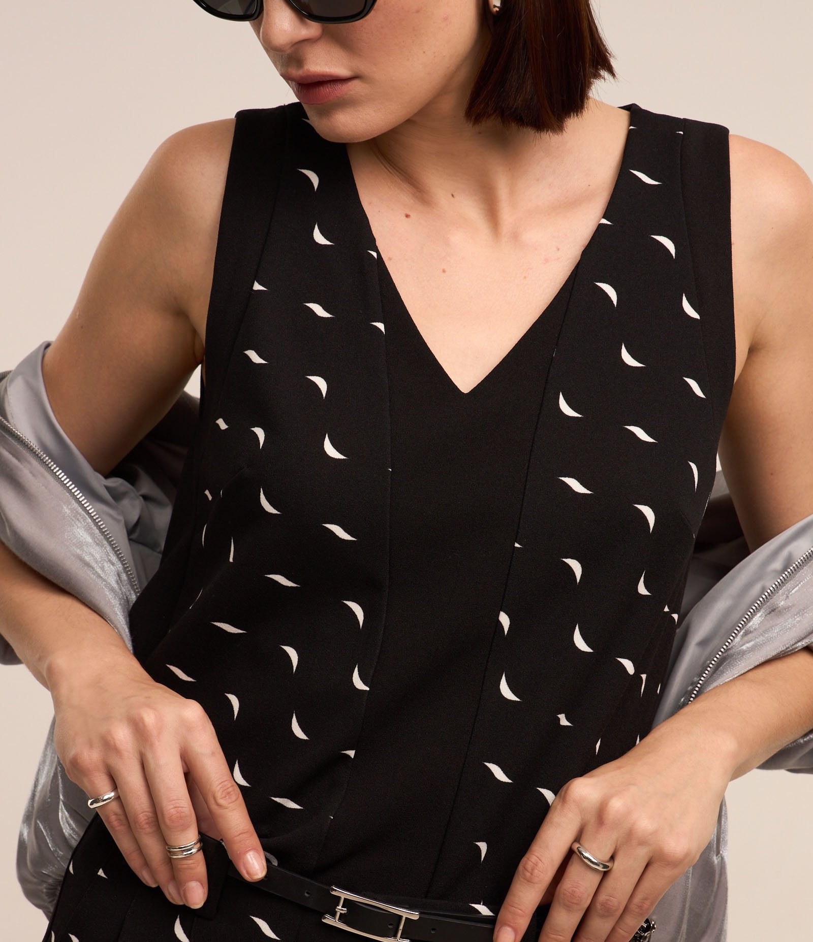 Blusa em Crepe com Decote V e Estampa de Luas Preto 3