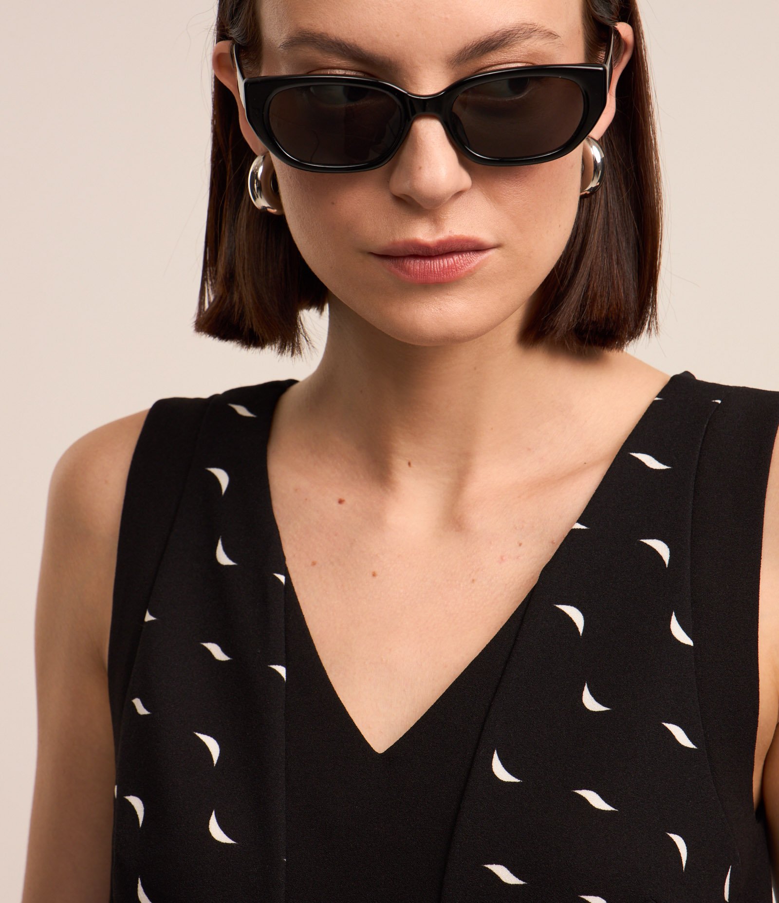 Blusa em Crepe com Decote V e Estampa de Luas Preto 4