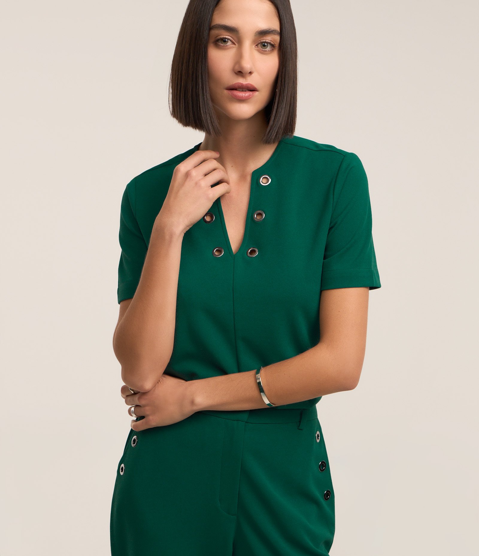Blusa em Crepe com Decote V e Detalhe de Ilhoses Verde 1