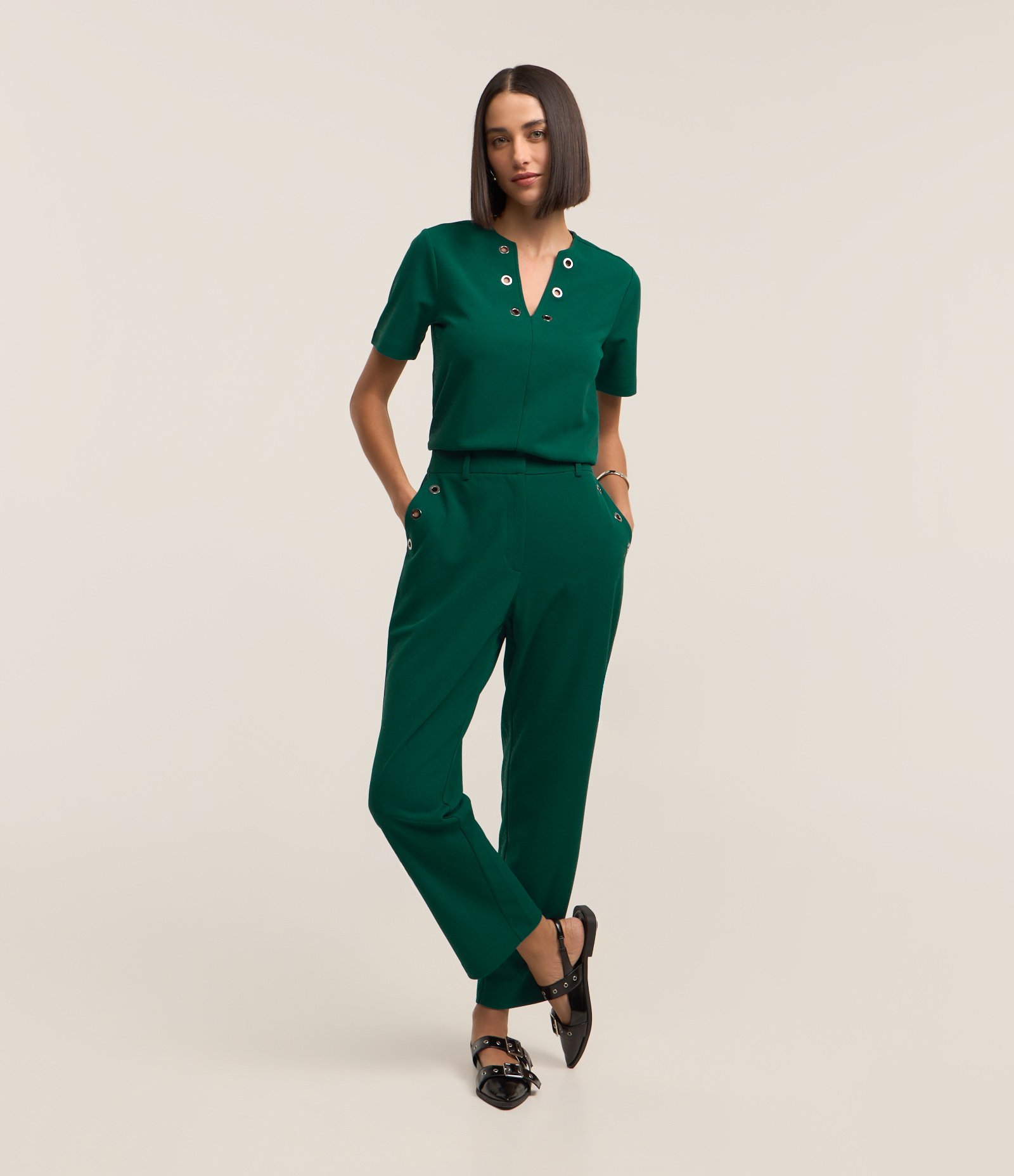 Blusa em Crepe com Decote V e Detalhe de Ilhoses Verde 3