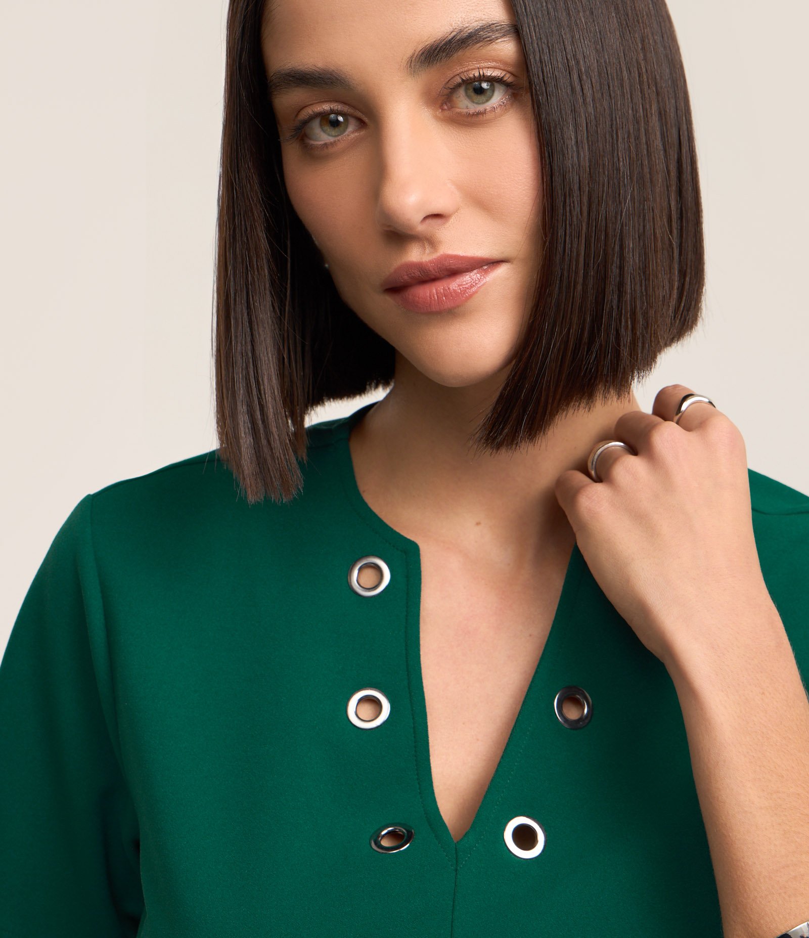 Blusa em Crepe com Decote V e Detalhe de Ilhoses Verde 4