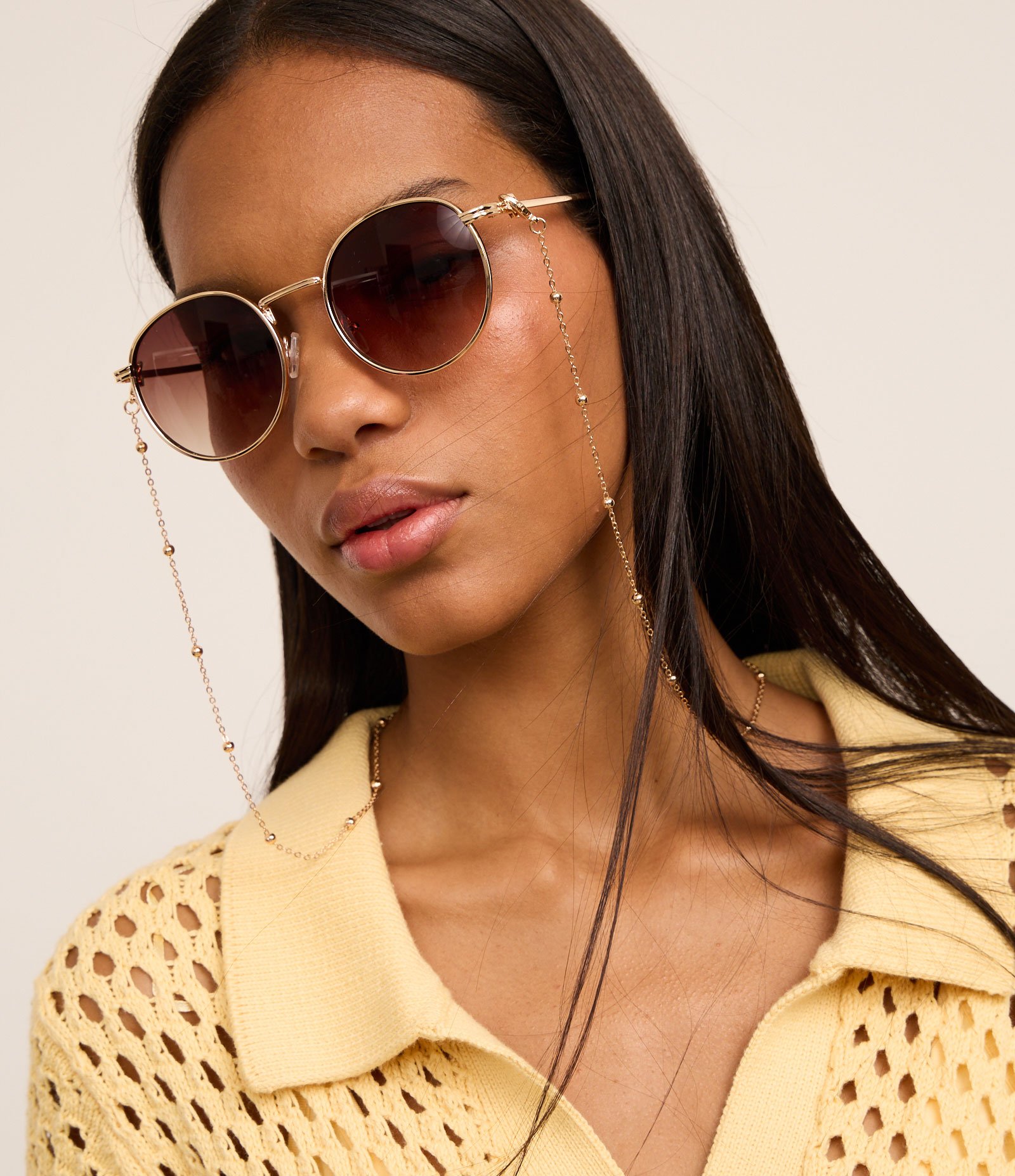 Óculos de Sol Redondo com Haste Fina e Correntinha Removível Dourado 1