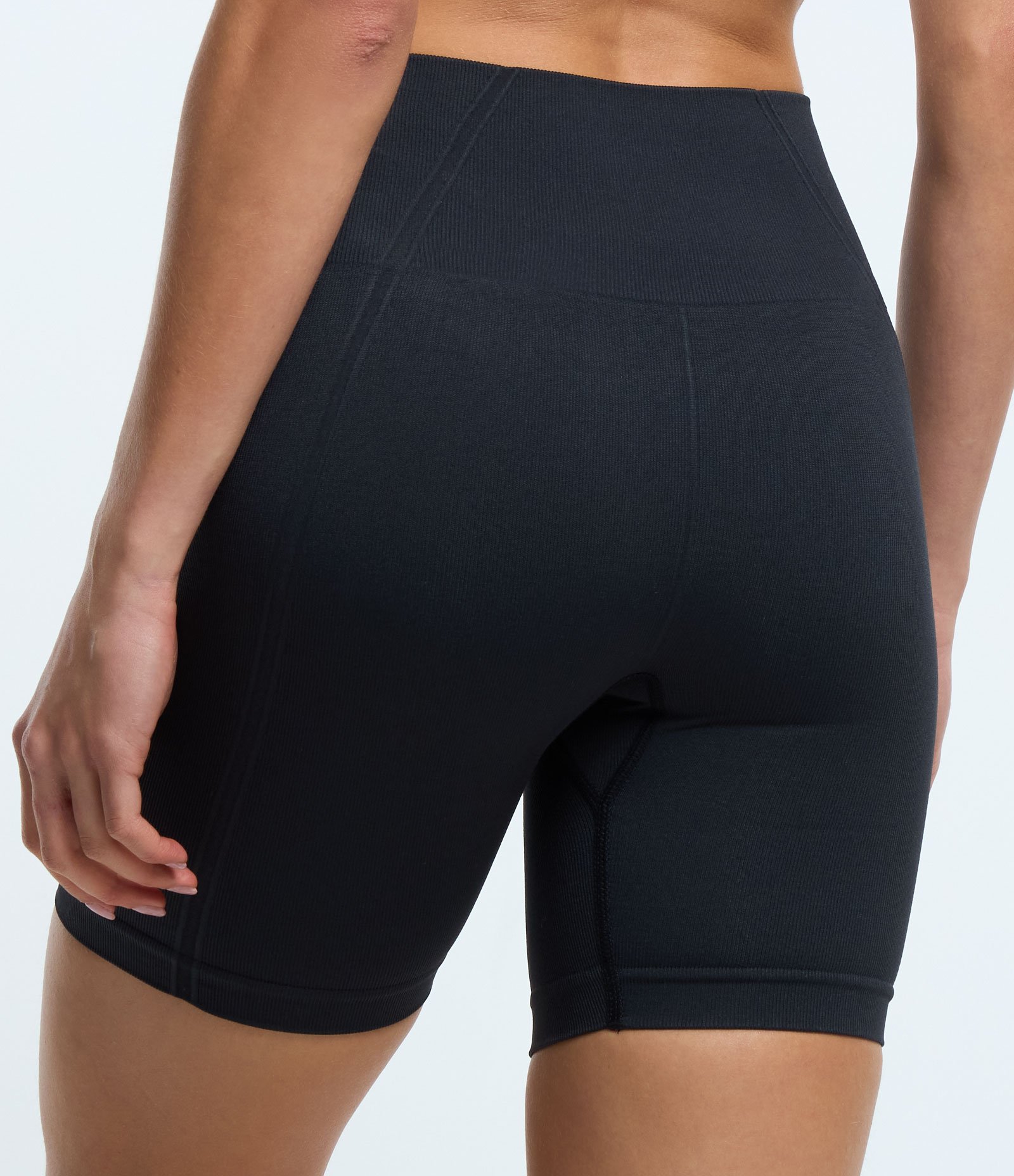 Bermuda em Poalimida Seamless com Textura Jacquard Preto 3