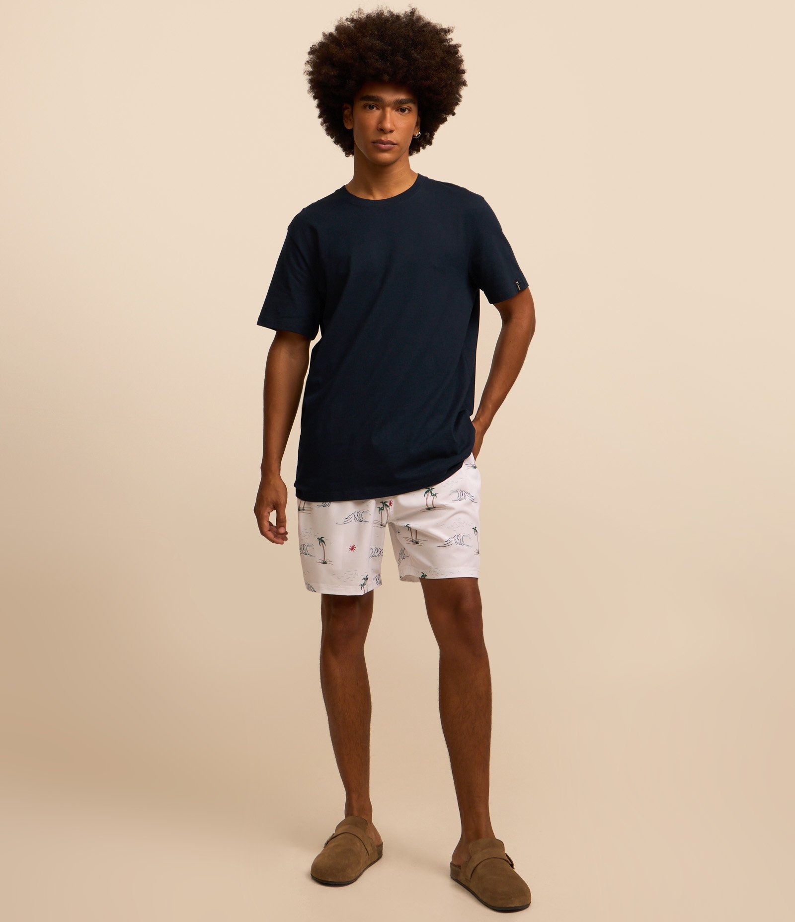 Camiseta Comfort Básica em Malhão com Etiqueta na Manga Azul Marinho 2