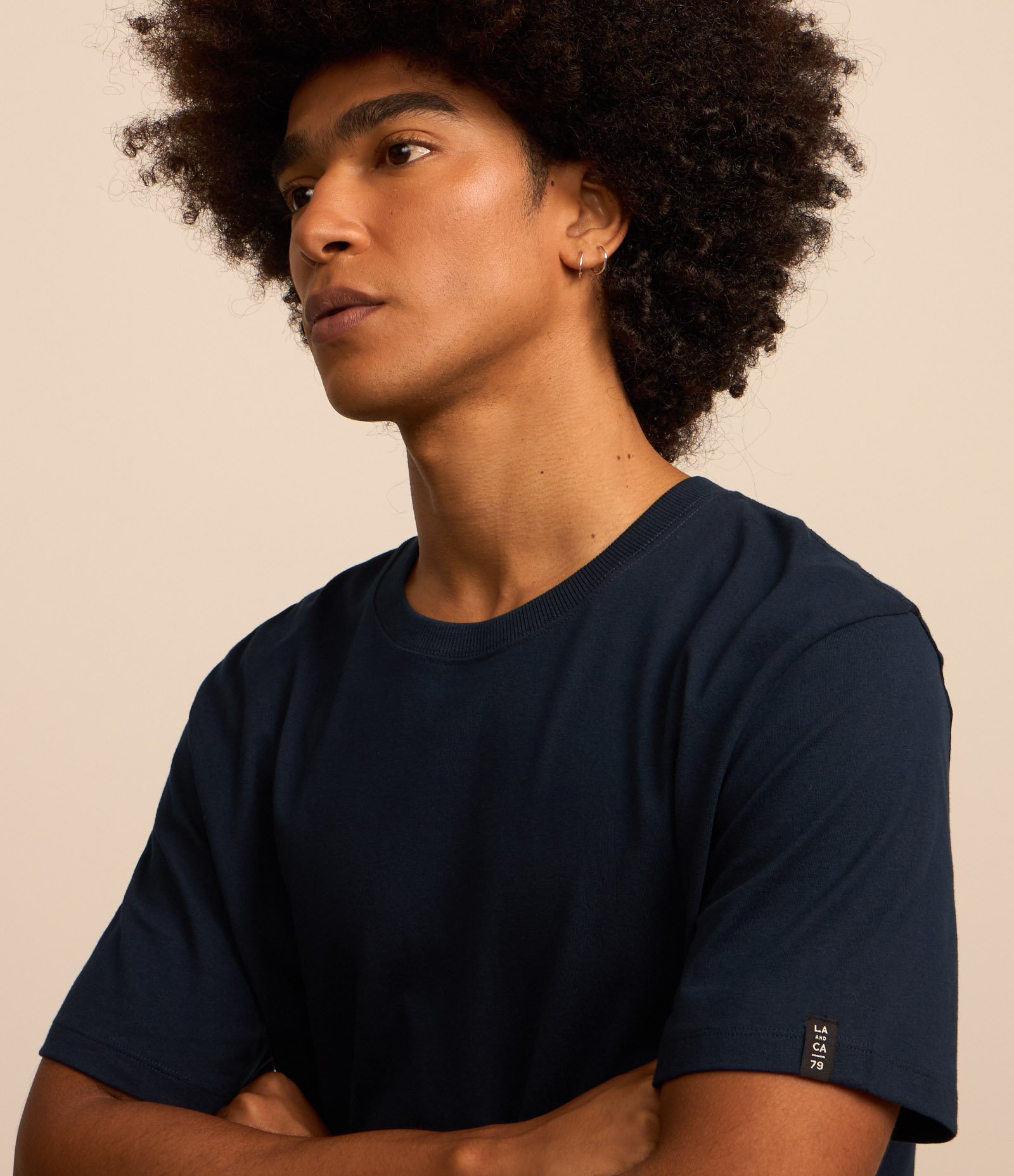 Camiseta Comfort Básica em Malhão com Etiqueta na Manga Azul Marinho 3